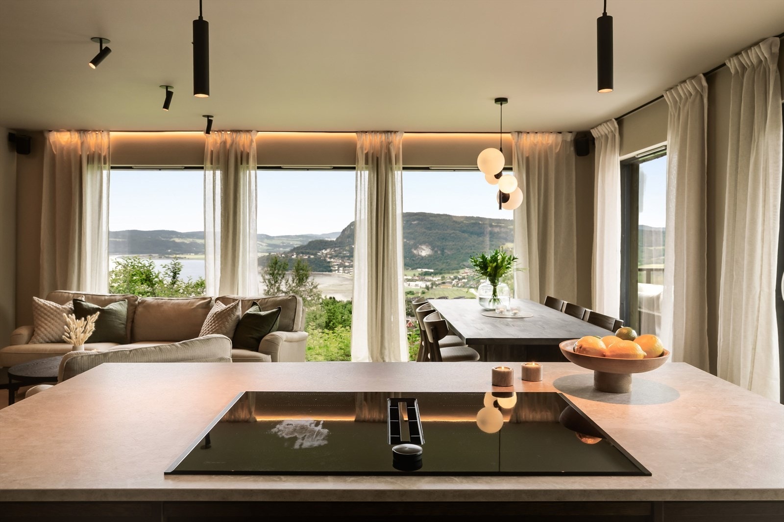 Store 3-lags vinduer går fra gulv og nesten helt til taket sørger for rikelig med dagslys og rammer inn den flotte utsikten over Buvika og landskapet rundt. Galleribilde
