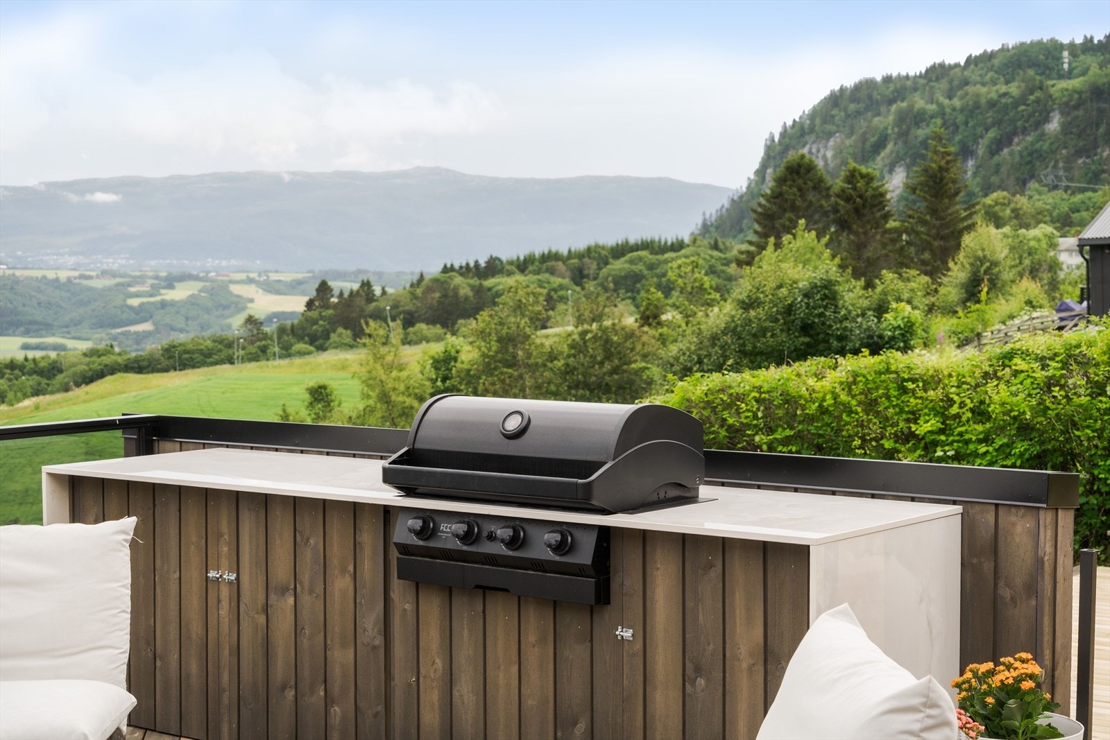 Terrassen har et spesialtilpasset utekjøkken med innebygd grill og benkeplate i Dekton. Galleribilde