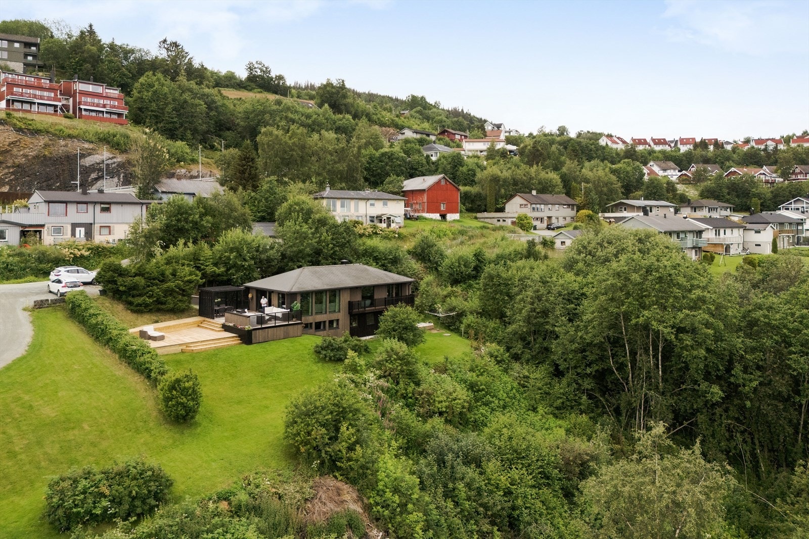 Eiendommen ligger i et rolig, sjønært og barnevennlig boligområde i Buvika i Skaun kommune. Det er ca. 2 km til Buvika med matbutikker, skole, idrettsanlegg og flere barnehager. Galleribilde