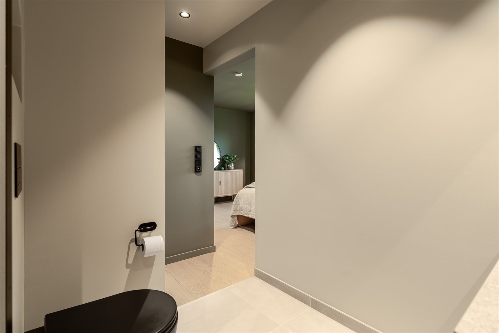Badet i sokkeletasjen er på ca. 4,5 m² og har moderne fliser fra Modena. Galleribilde