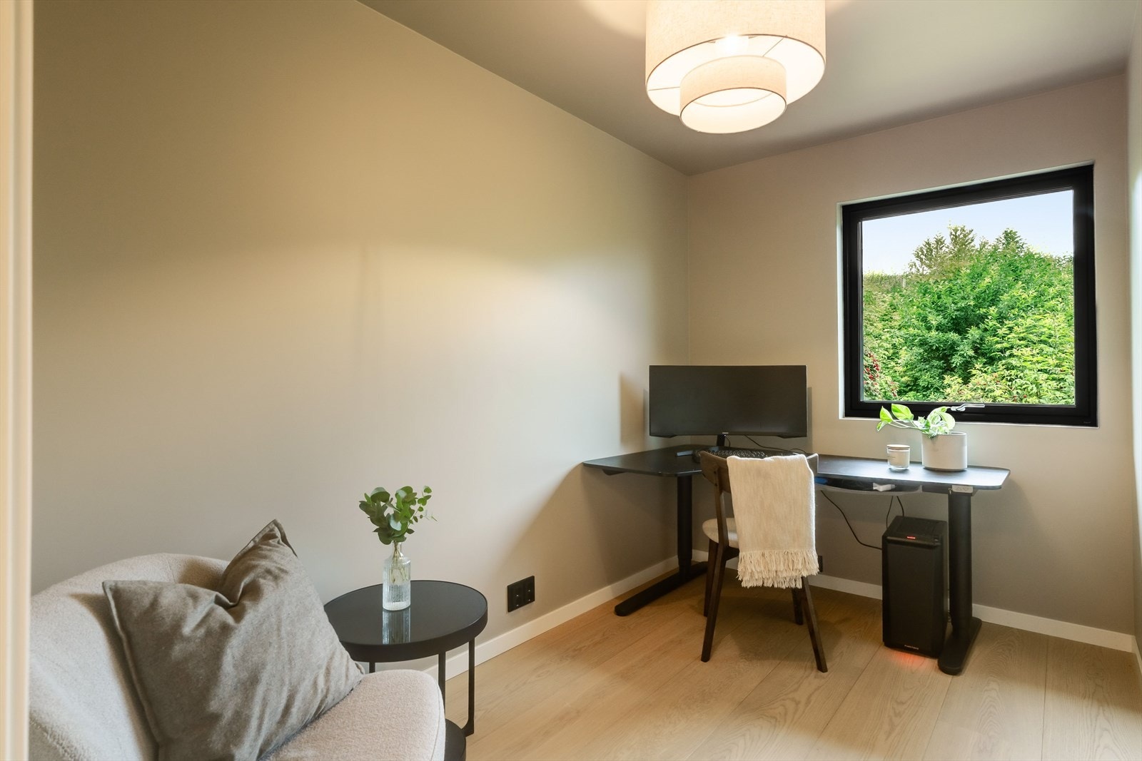Soverom nummer to i hovedetasjen er på ca. 6,5 m². Rommet er i dag innredet som kontor, men har plass til seng og tilhørende møblering. Et stort vindu sørger for godt med naturlig lys. Galleribilde