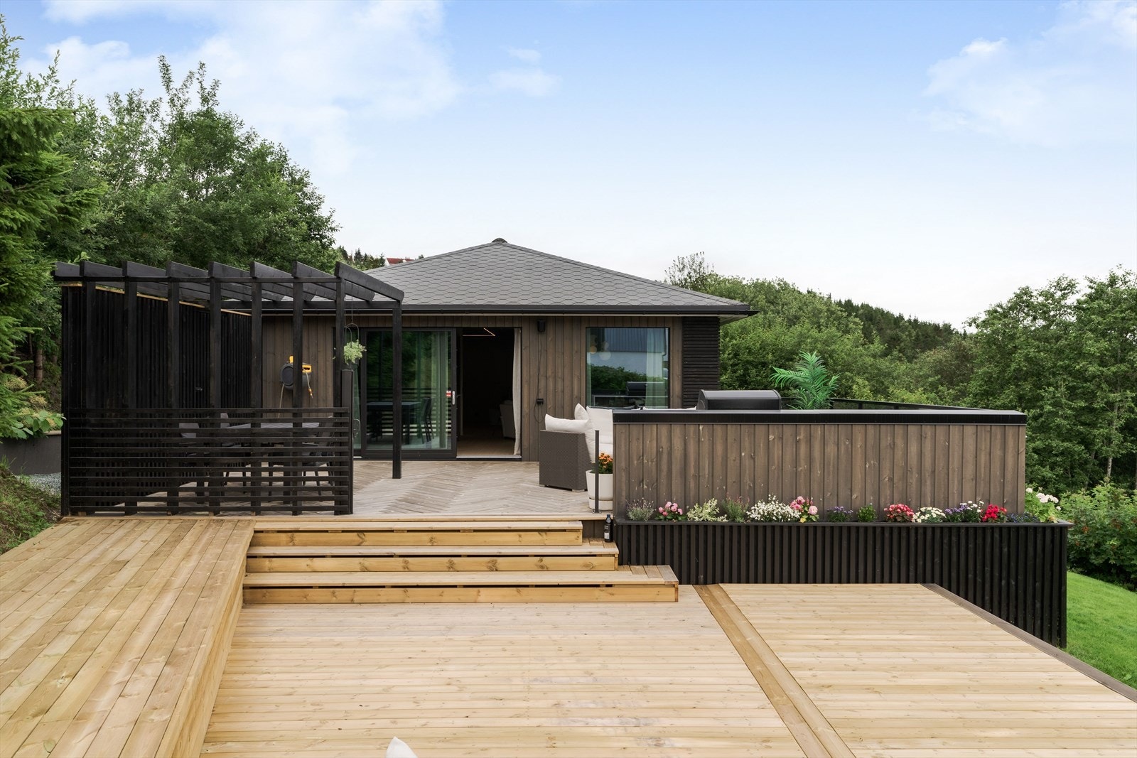 En egen utleiedel sørger også for en fin ekstrainntekt. Store vindusflater rammer inn panoramautsikten over Buvika, mens svært gode terrassearealer gir flere flotte soner utendørs. Galleribilde