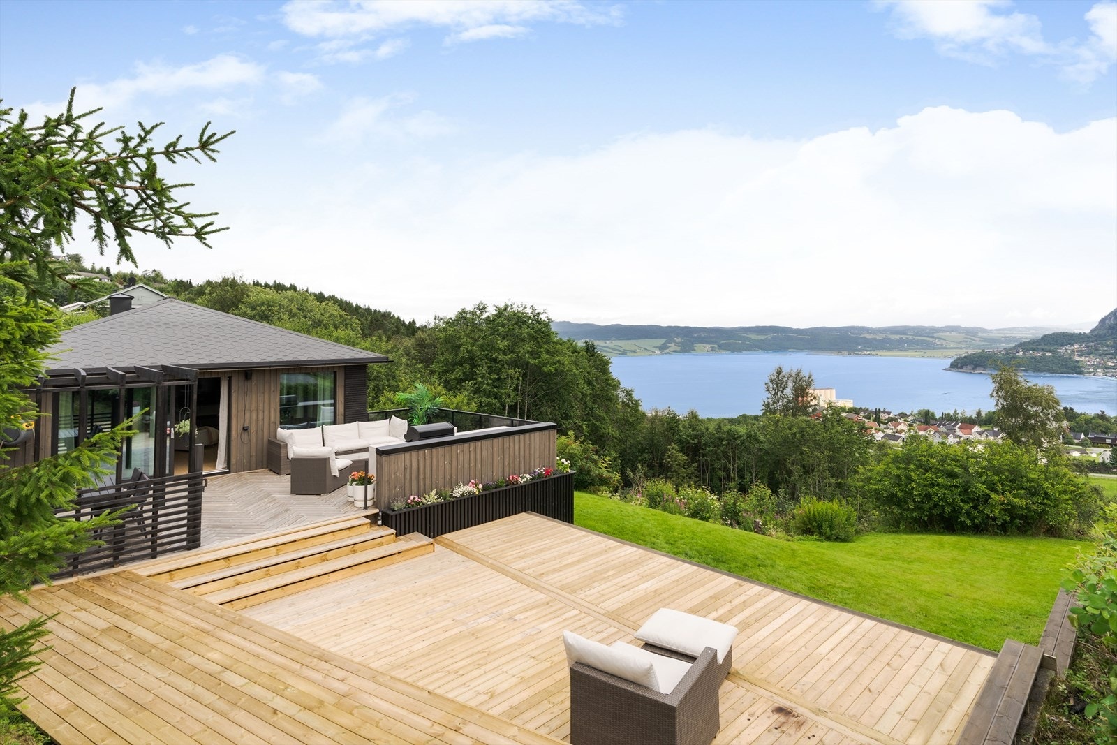 Boligen har omfattende terrassearealer fordelt over flere nivåer. Galleribilde