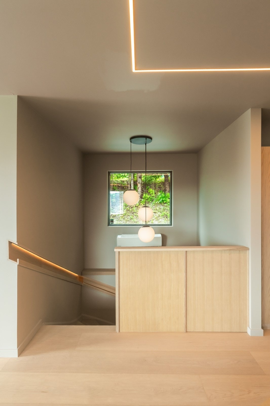Trappen mellom etasjene er kledd i samme materiale som gulvet og har en håndlaget håndløper og et moderne rekkverk. Galleribilde