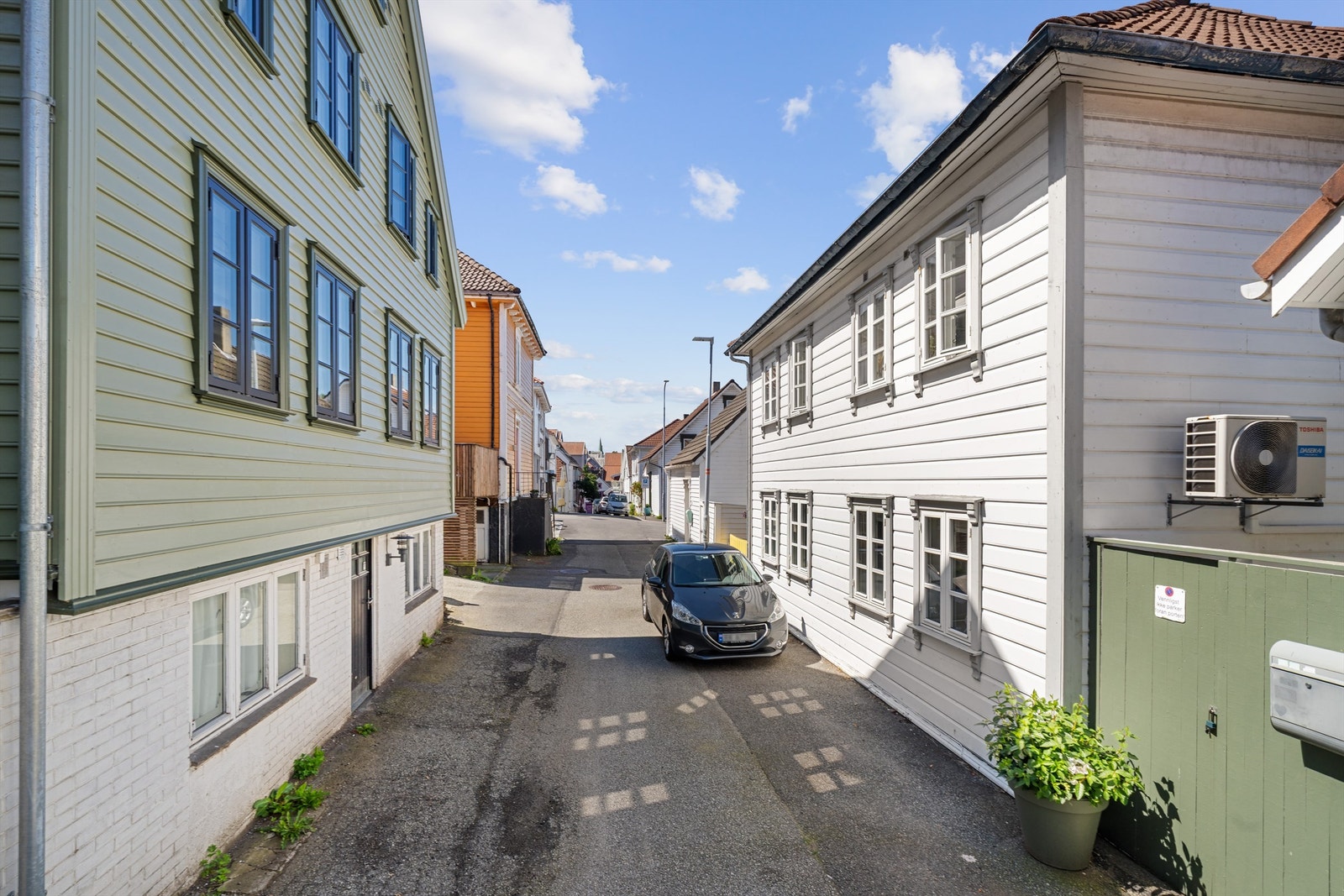 Østre bydel er kjent for sin sjarmerende trehusbebyggelse, hyggelige gater og gode nabolagsfølelse. Den populære Pedersgata
Stavangers internasjonale matgate
ligger kun få minutters gange fra boligen. Galleribilde
