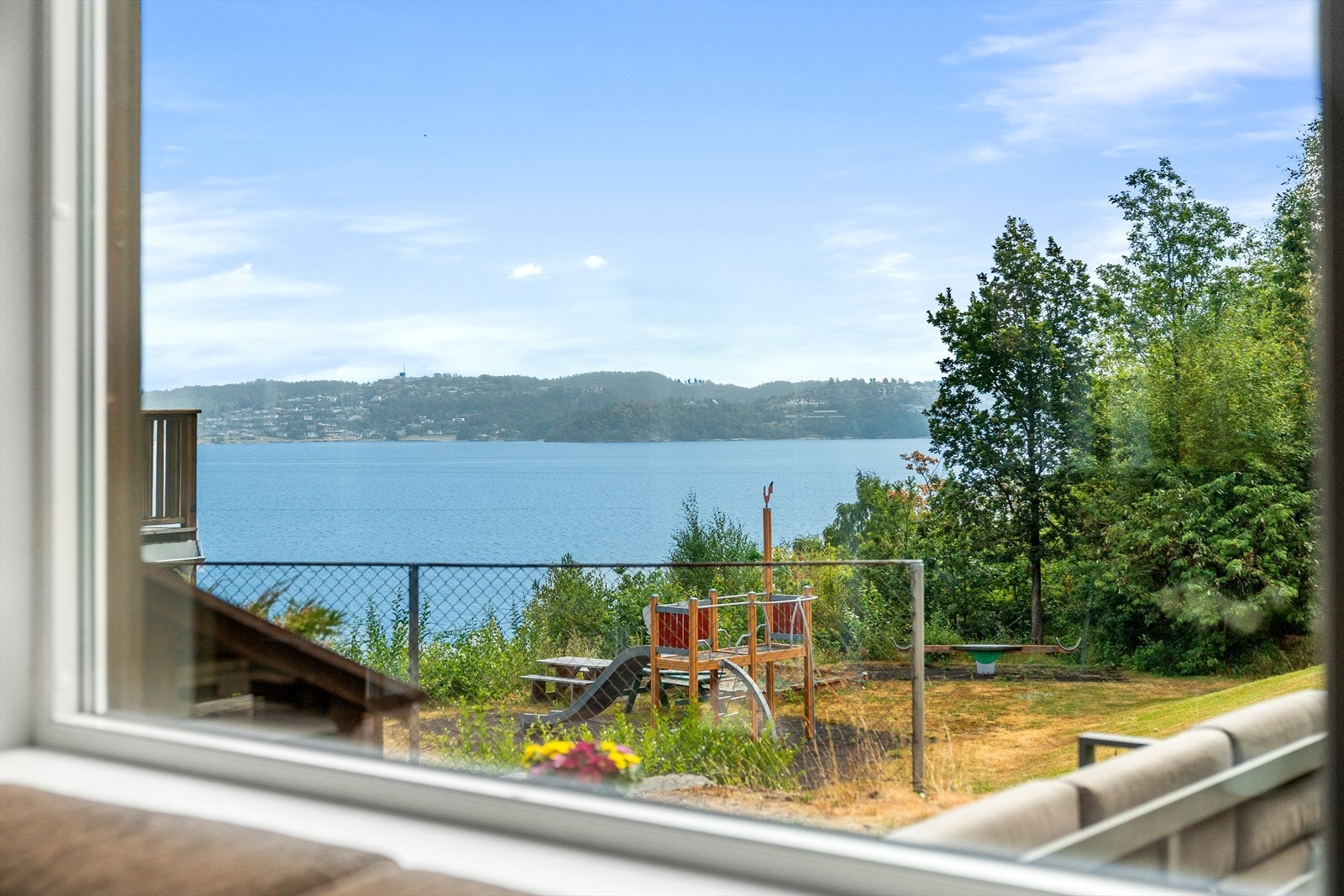 Fra stuevinduet ser man over Topdalsfjorden mot Hamresanden Galleribilde