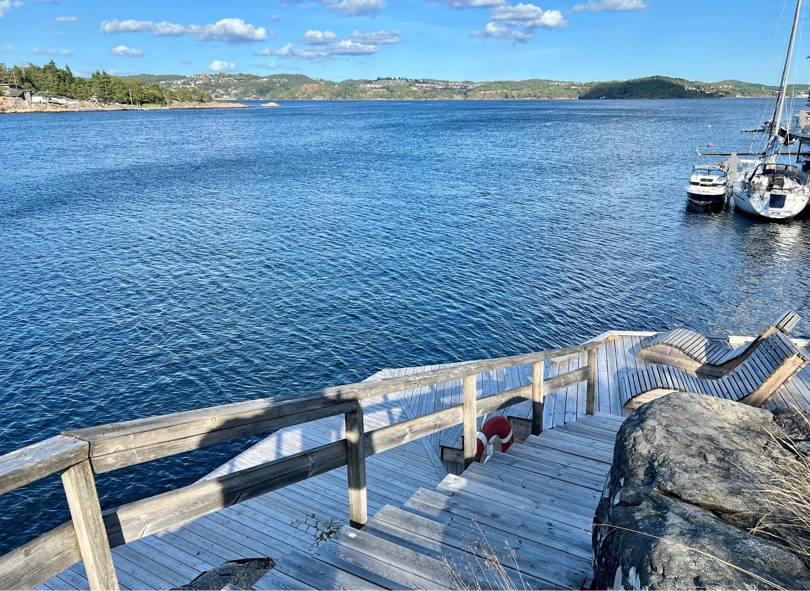 Det er like nedenfor boligen tilgang til felles badebrygge for nabolaget.jpg Galleribilde