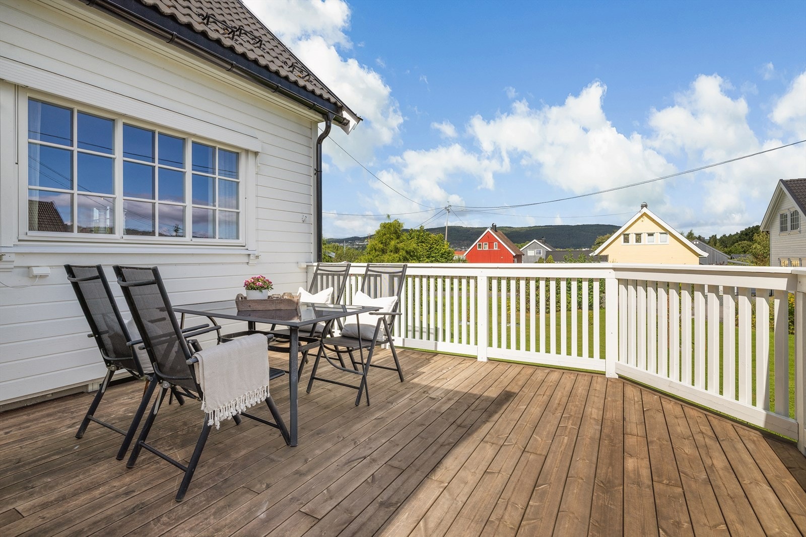 Ved inngangspartiet er det en terrasse på ca. 22 m², etablert i 2018. Galleribilde