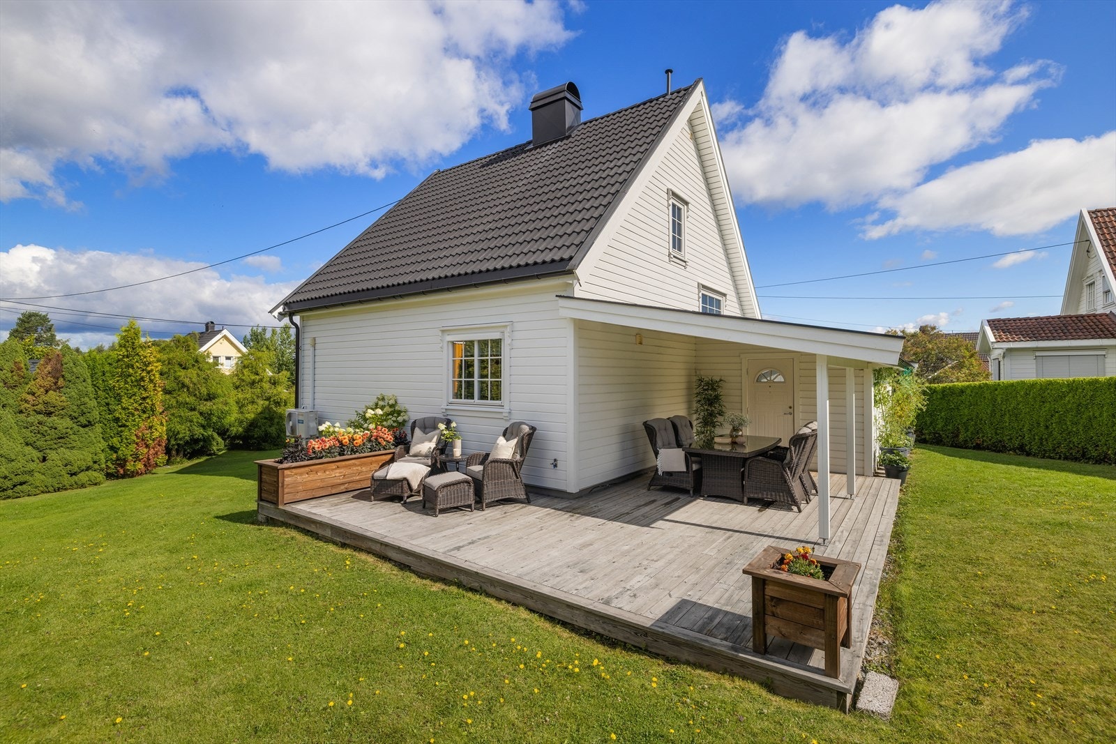 Terrassen på baksiden er på ca. 32 m² og ble bygget i 2016. Galleribilde