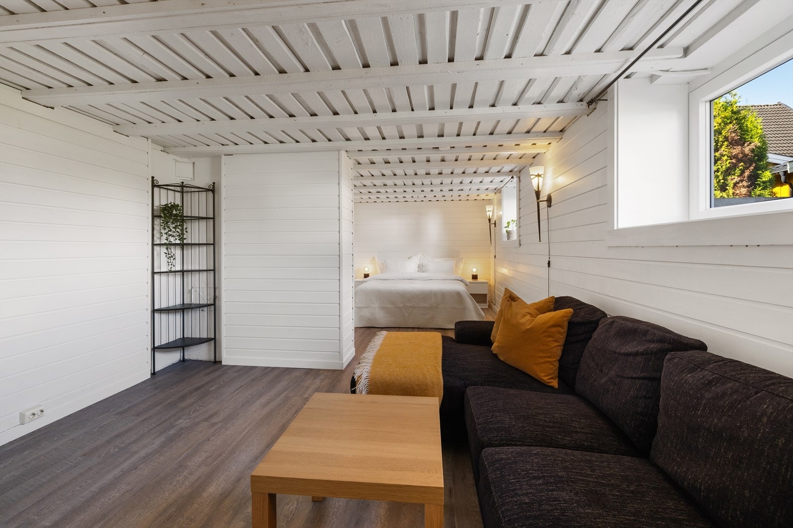 Kjellerstue/soverom er et fleksibelt rom med gulvvarme og plass til både sofagruppe og seng. Galleribilde