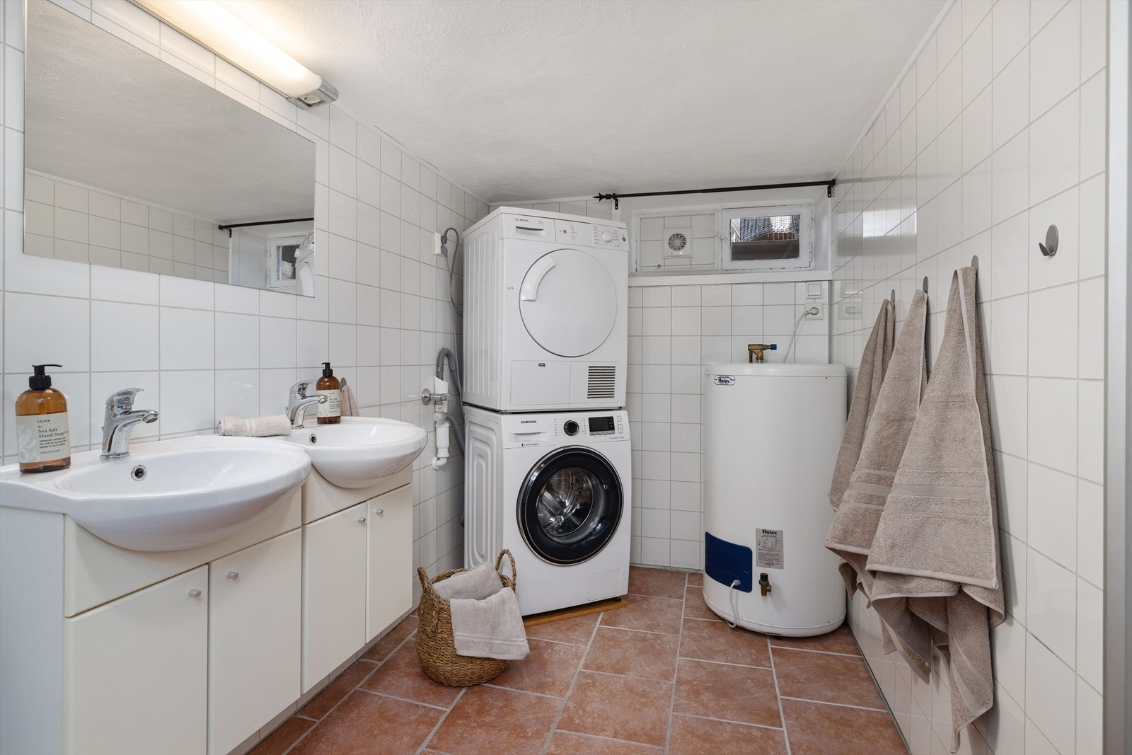 Badet fungerer også som vaskerom, med opplegg for vaskemaskin og tørketrommel. Galleribilde