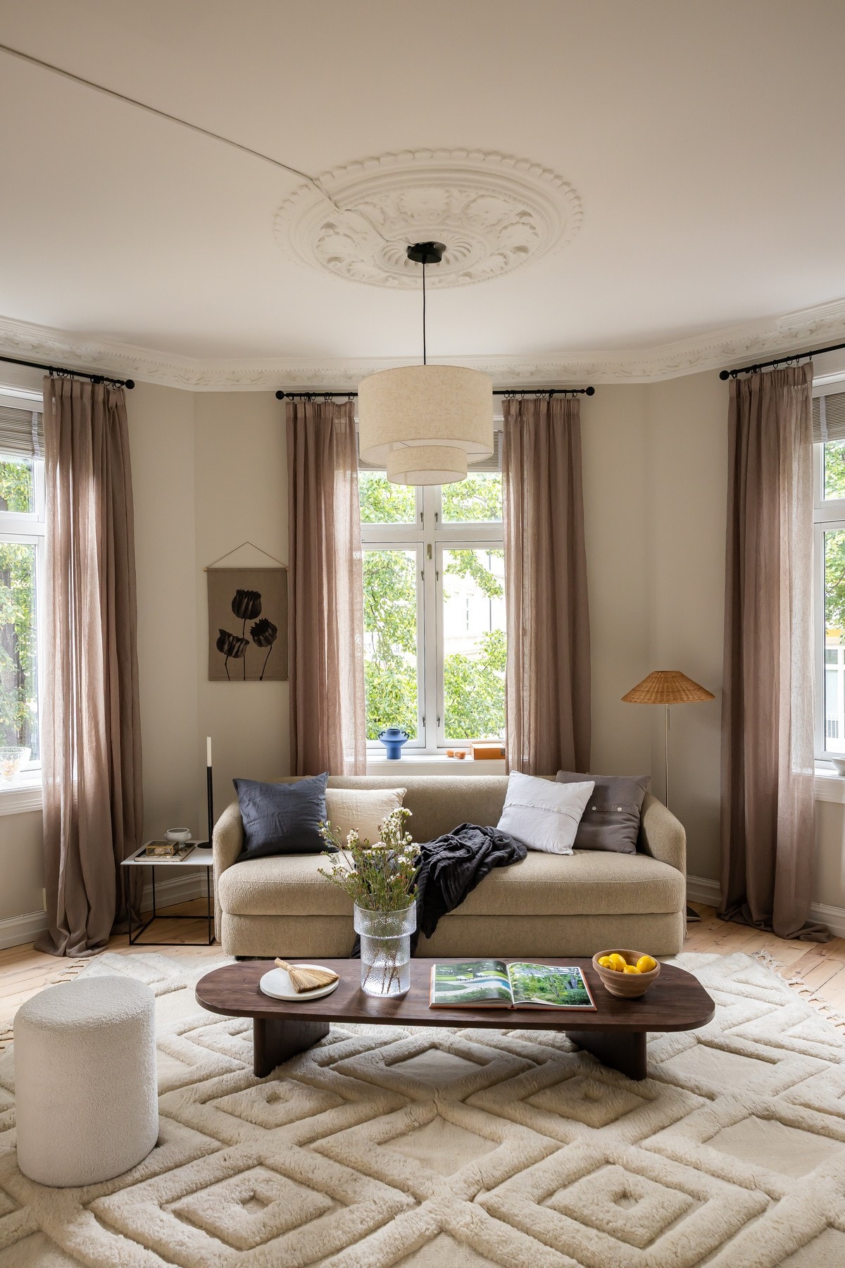 Bygården er omkranset av grønne trær - noe som er med på å skjerme leiligheten, samtidig som lys flommer fritt inn. Galleribilde
