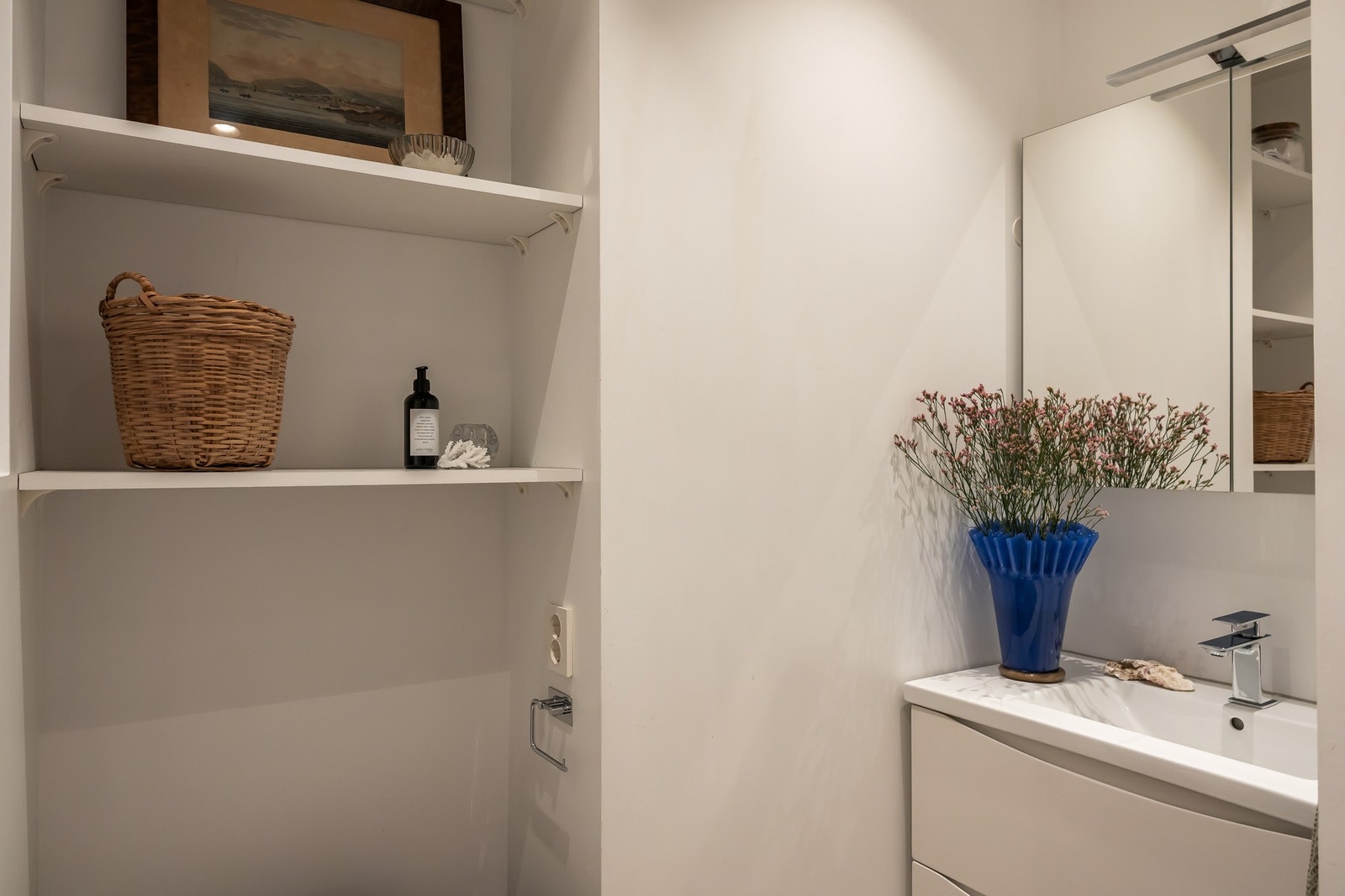 Det er godt med lagringsplass i hylleløsning, skap under vask, og bak speilet. Galleribilde