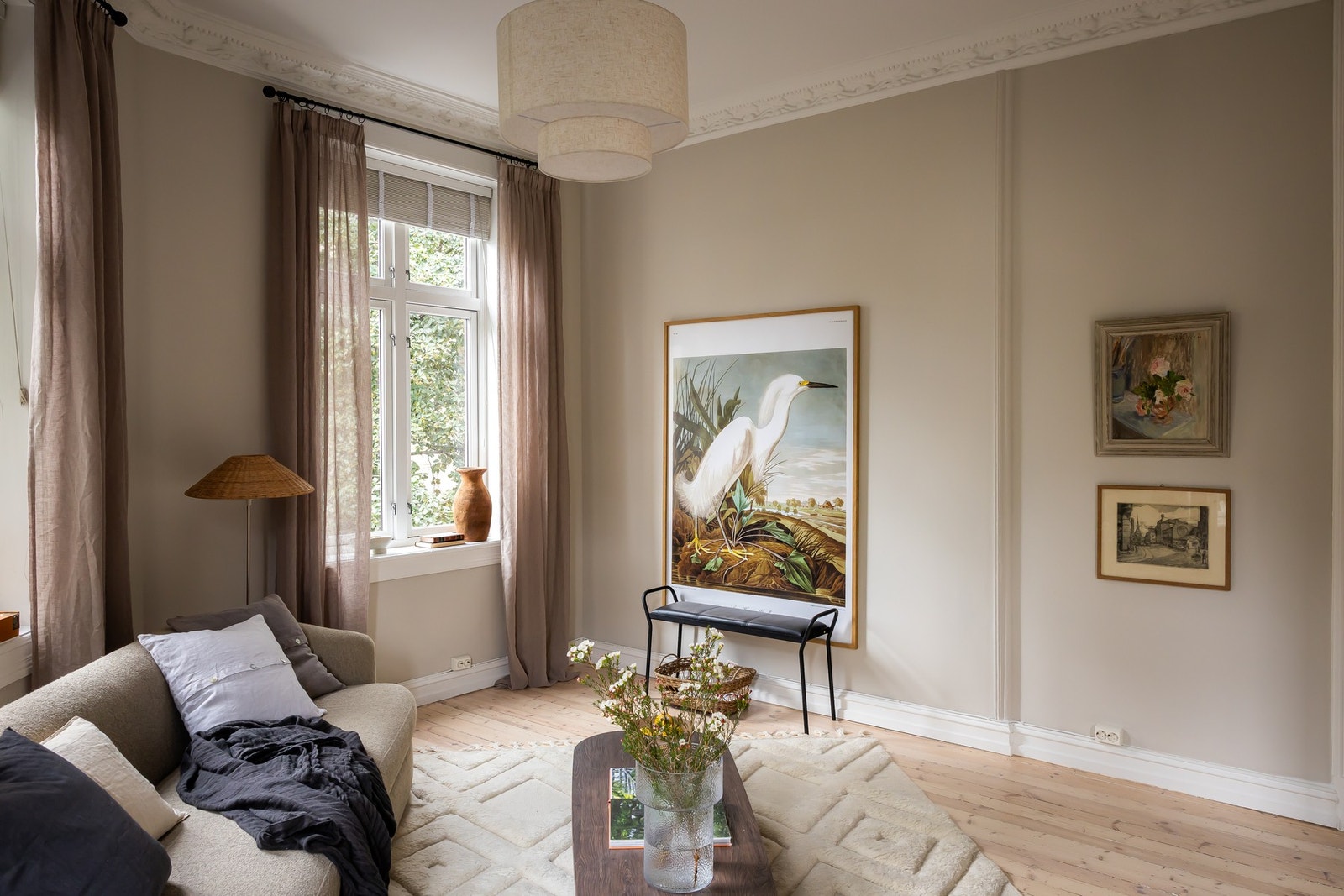 Stuen er i nyere tid blitt malt i duse, tidsriktige toner. Galleribilde