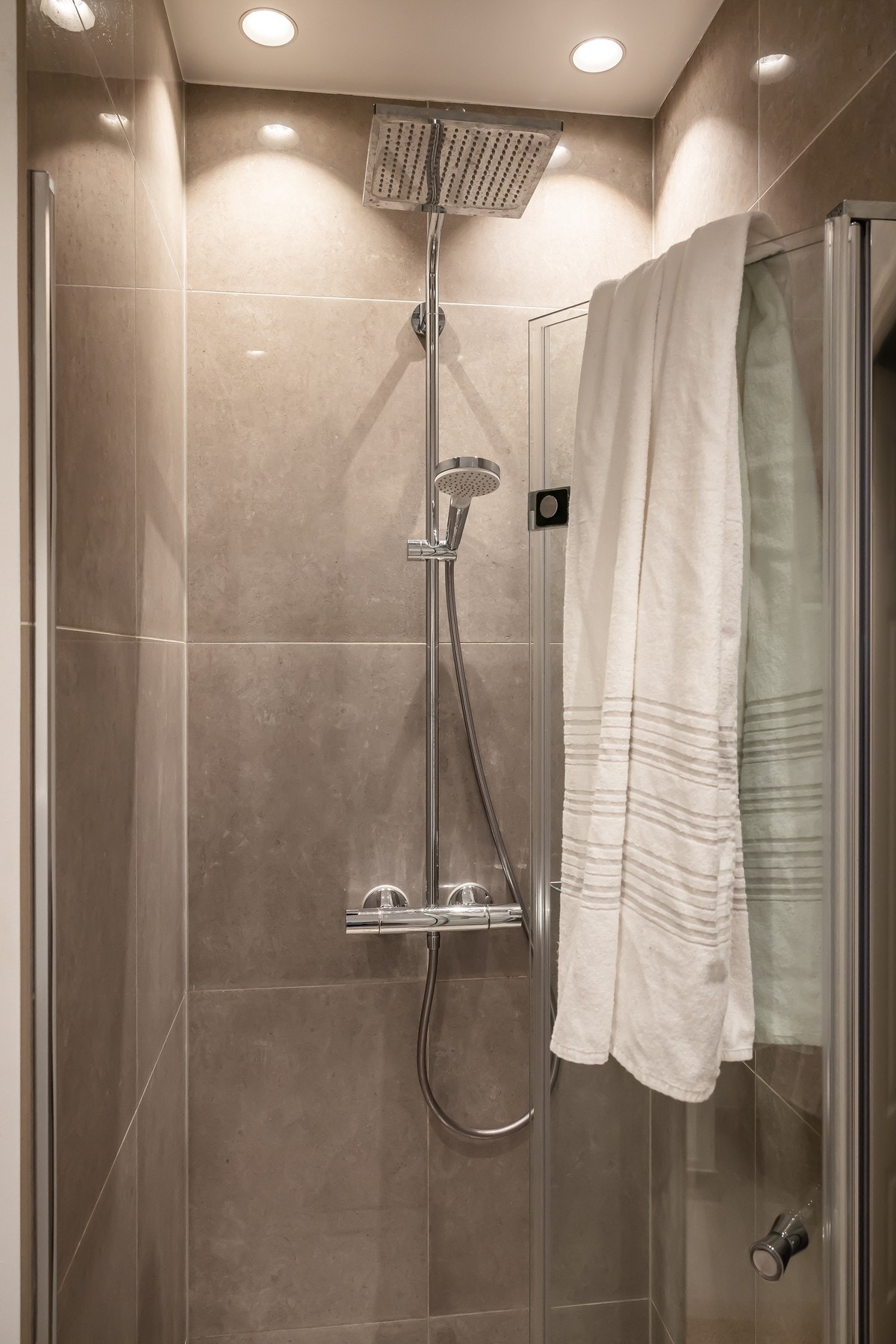Badet er pent flislagt på gulv og i dusjsonen. Galleribilde
