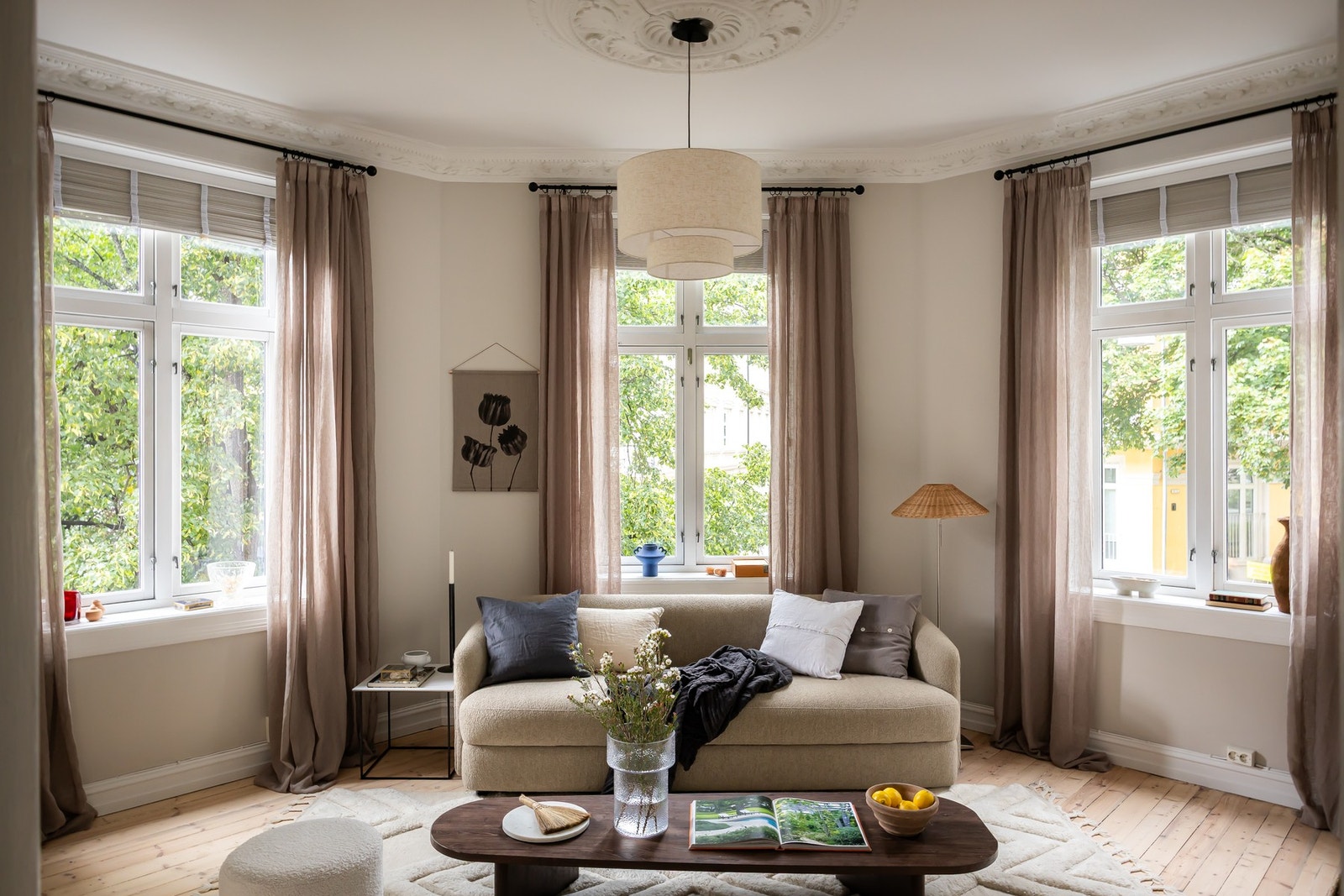 Leiligheten byr på kvaliteter som originalt tregulv, rosetter, og stukkatur. Galleribilde