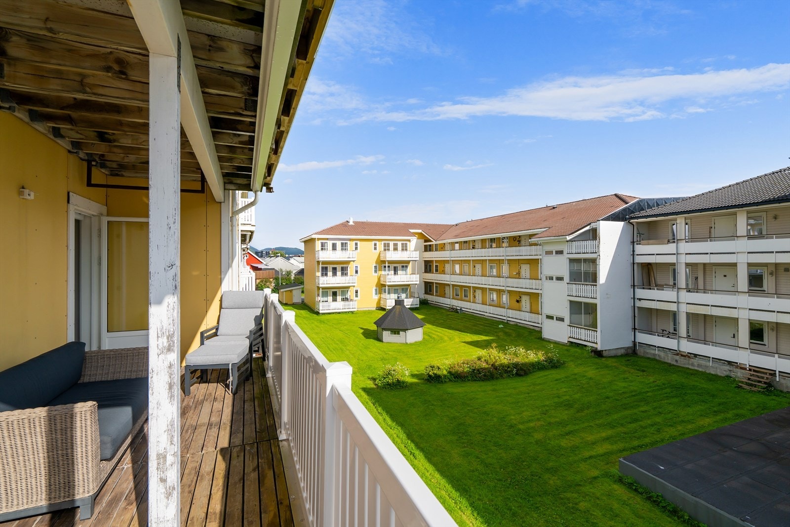 Utsikt over sameiets flotte fellesareal med grøntanlegg. Galleribilde
