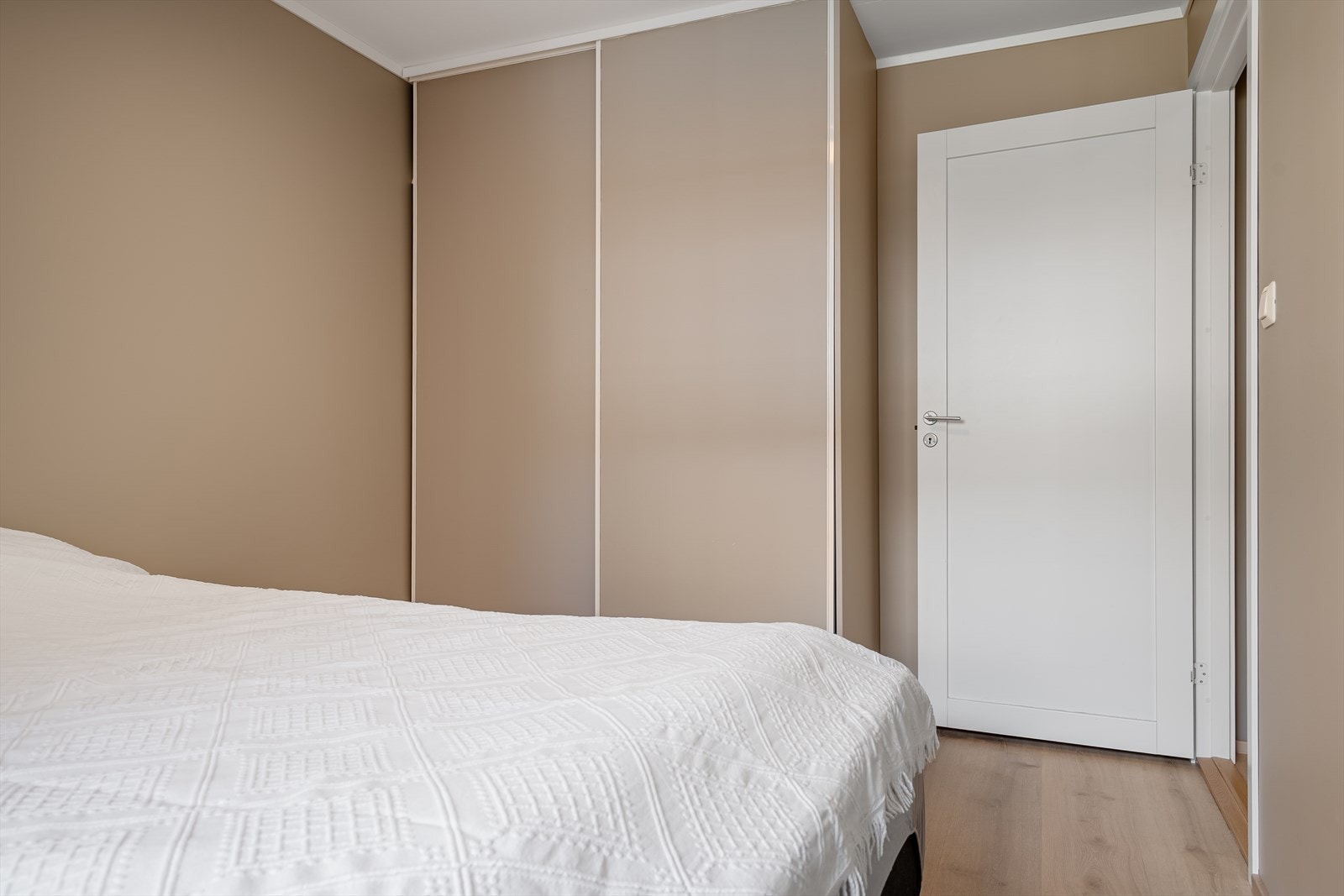 Rikelig med skapplass med innebygd garderobeskap. Galleribilde