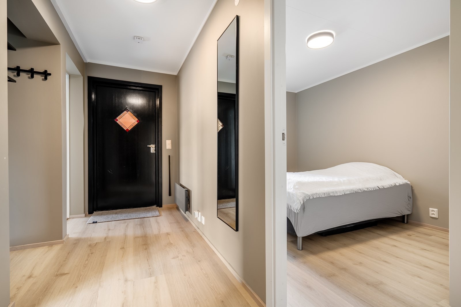 Praktisk entré med god plass til yttertøy, samt lyst og innbydende soverom. Galleribilde