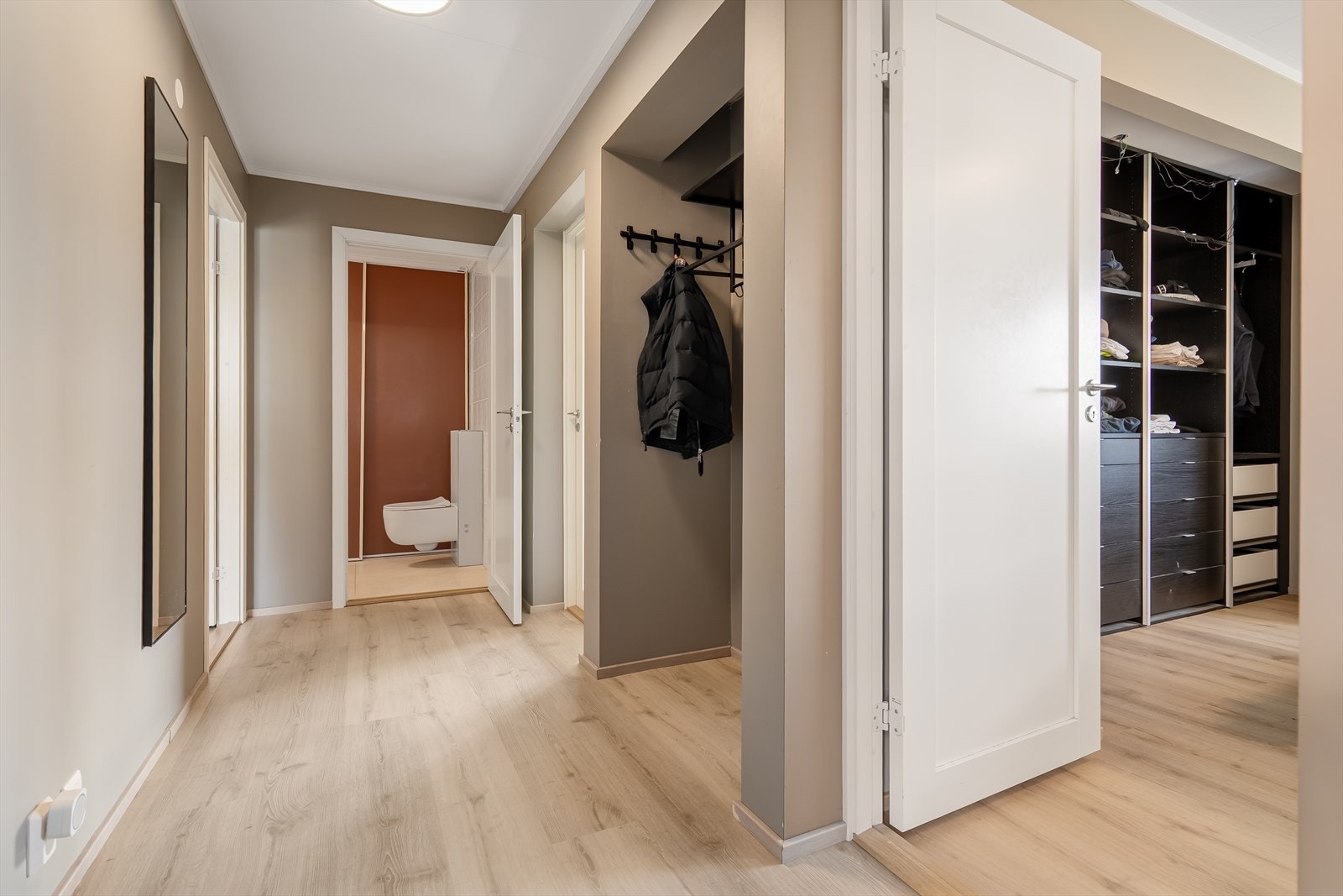 Praktisk inngangsparti med god oppbevaringsplass. Galleribilde