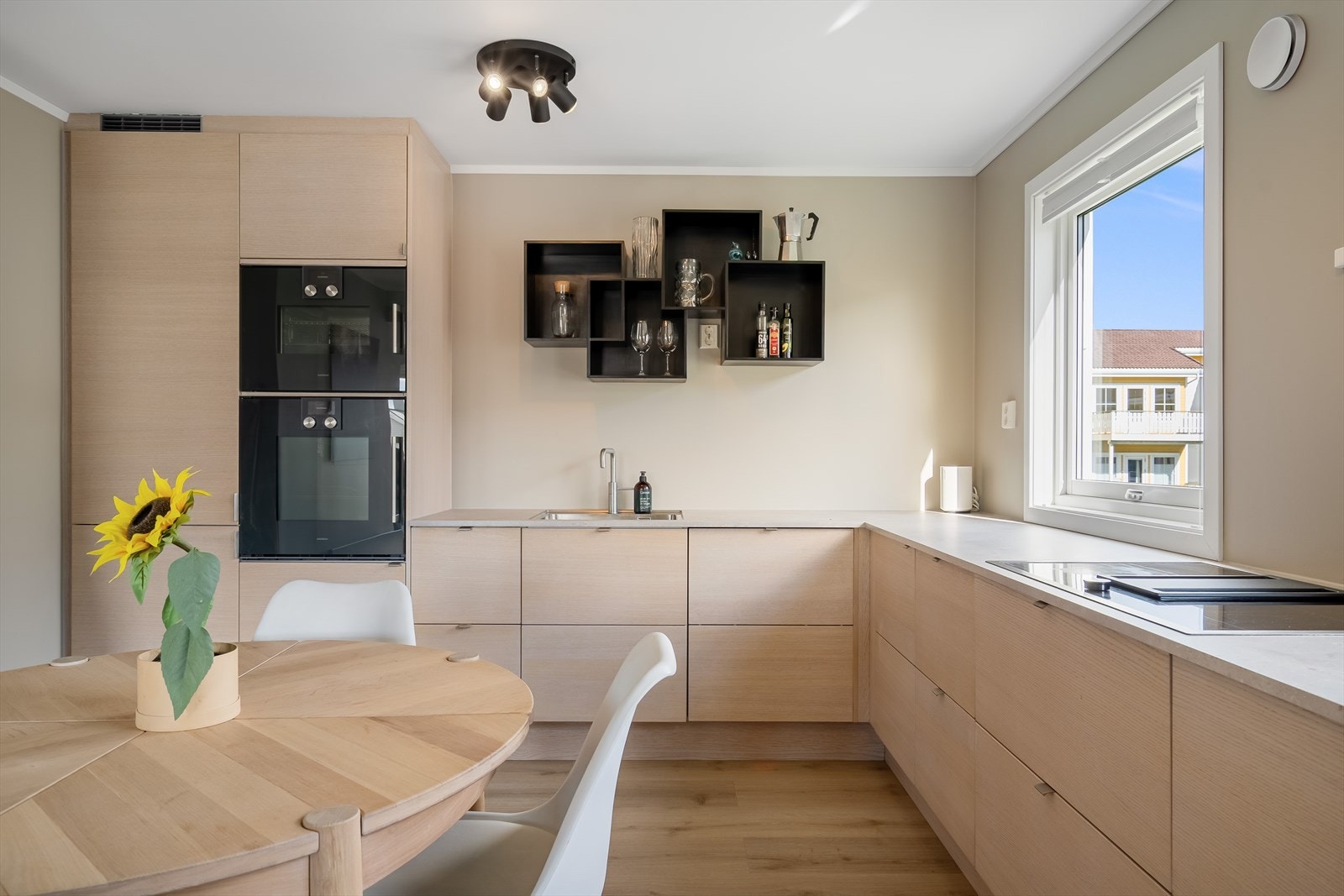 Moderne kjøkkeninnredning med stilrene detaljer og gjennomtenkte løsninger. Galleribilde