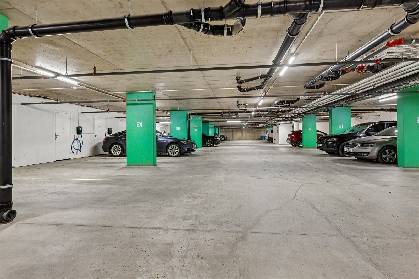 Leiligheten besitter gode parkeringsmuligheter med egen parkeringsplass i parkeringskjeller med mulight for etablering av elbillader. Galleribilde