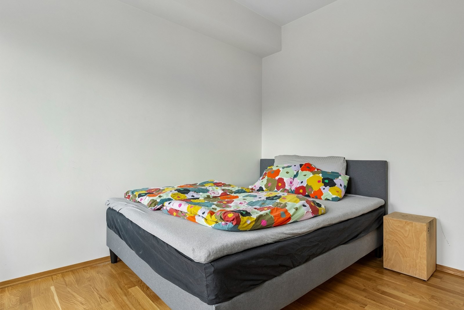 Soverommet på 12,2 m² er malt i lyse fargetoner, og fremstår som et romslig og innbydende soverom. Galleribilde