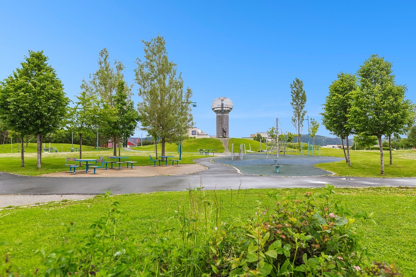 Eiendommen ligger i et attraktivt og nyetablert boligområde på Tiller, med opparbeidede nærområder og trivelige fellesarealer. Her bor du nært Tillerparken, samtidig som det er kort vei til skog og mark for tur- og friluftsliv. Galleribilde