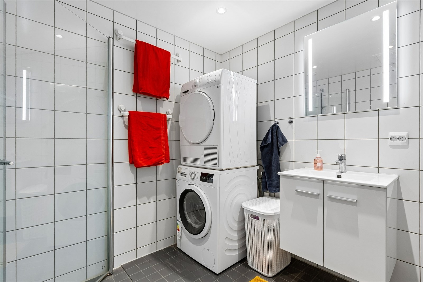 Badet er vel utstyrt med innfellbare dusjdører, mekanisk avtrekk, toalett, servant i skap, og opplegg for vaskemaskin og tørketrommel. Galleribilde