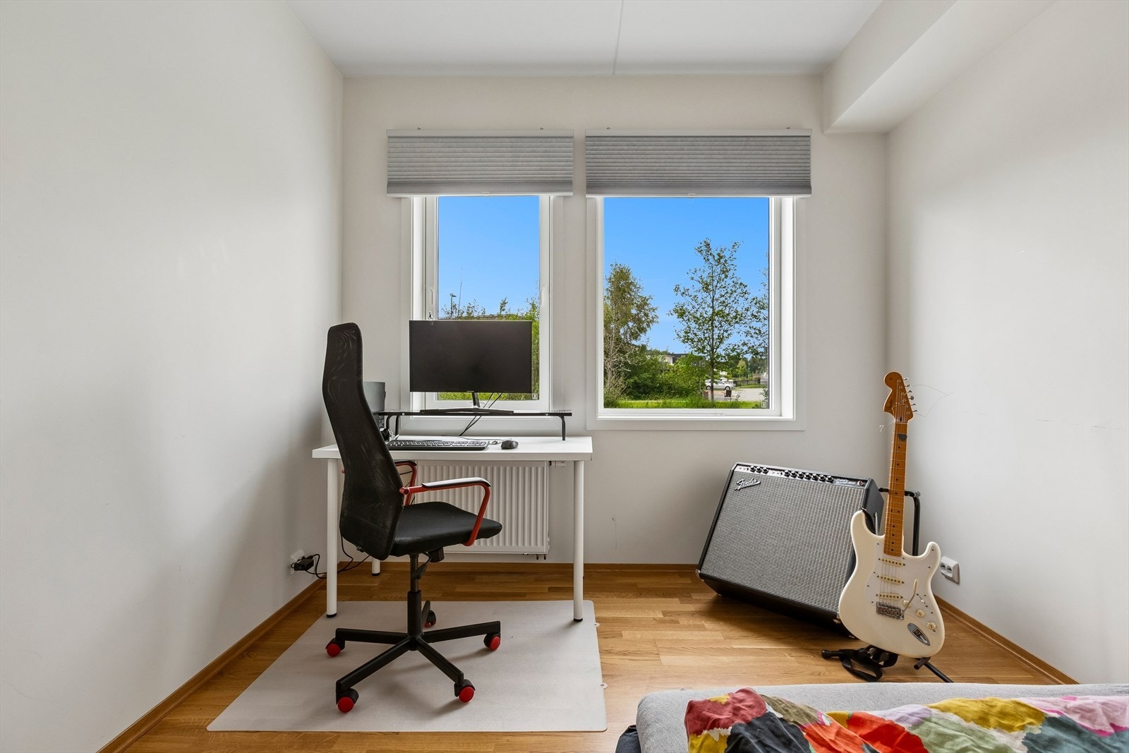 Rommet er innredet med dobbeltseng og har god plass til nattbord, hyller og garderobeskap for praktisk oppbevaring. Galleribilde