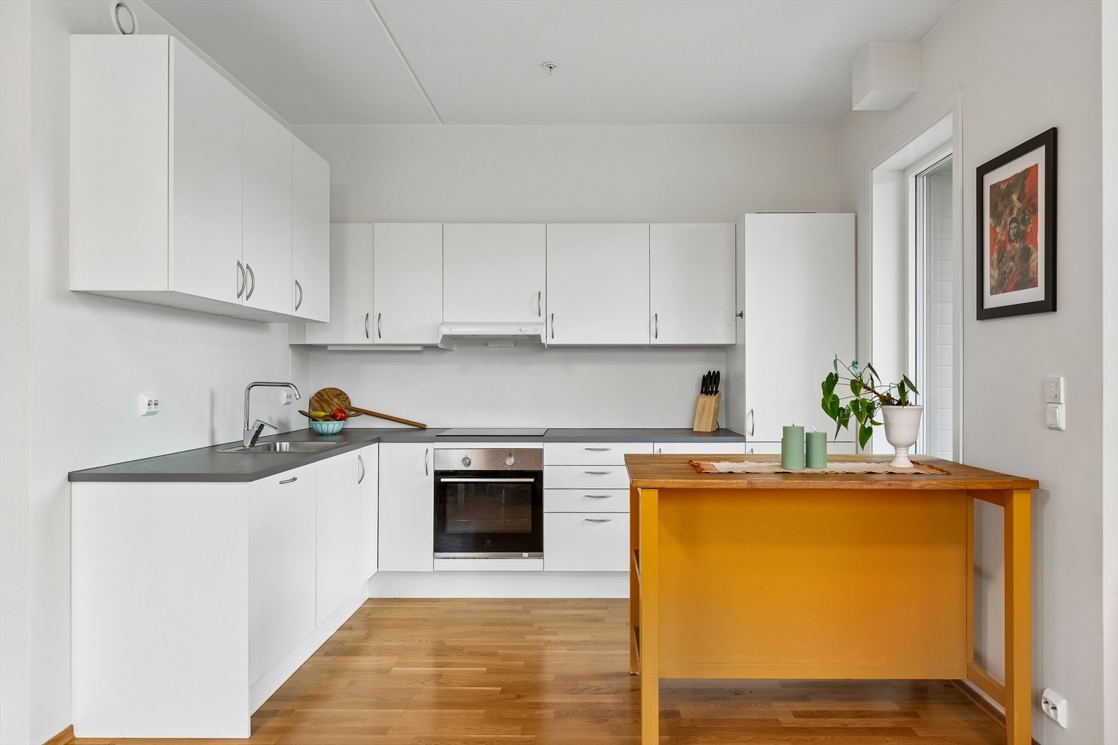 Videre byr kjøkkenet på godt med skap- og benkeplass, som gir gode arbeidsflater og rikelig med oppbevaringsmuligheter for en praktisk og funksjonell hverdag. Galleribilde