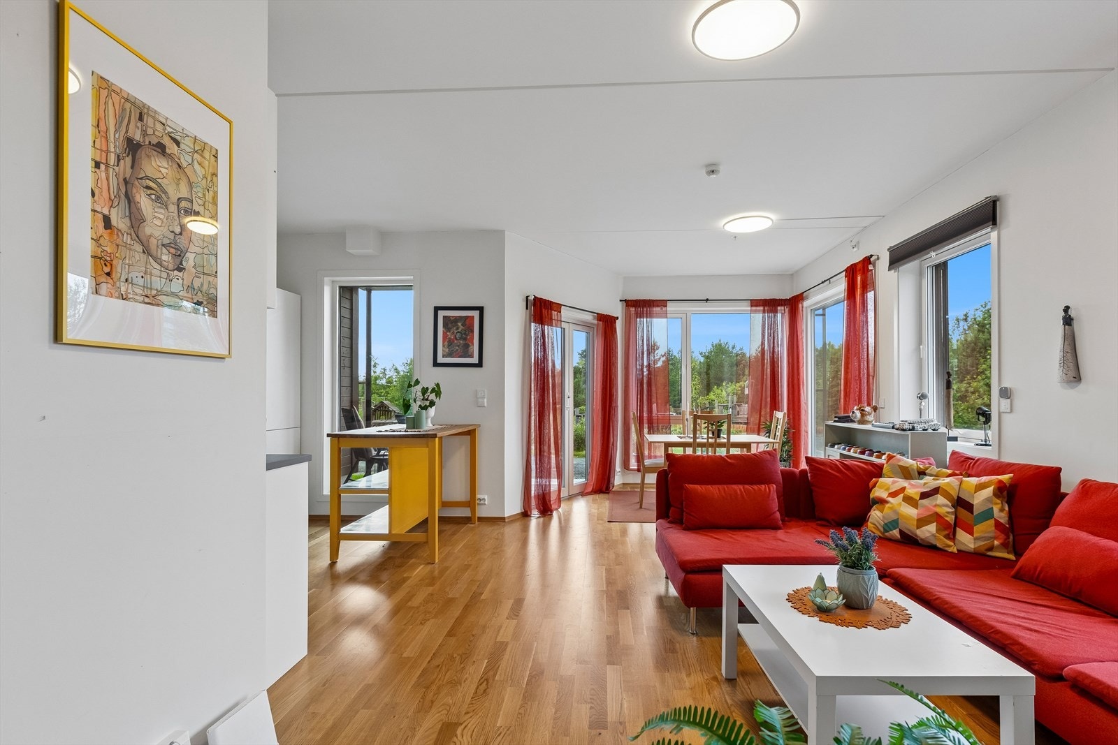 StuStue og kjøkken utgjør til sammen hele 30,3 m², og byr på gode møbleringsmuligheter til både sittegruppe og sofakrok. Galleribilde