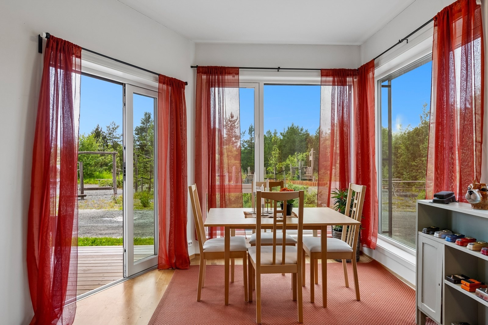 Allrommet får inn godt med naturlig dagslys fra de store vindusflatene som strekker seg helt fra gulvet og opp mot tak, noe som er med på å gjøre boligen lys og trivelig. Galleribilde