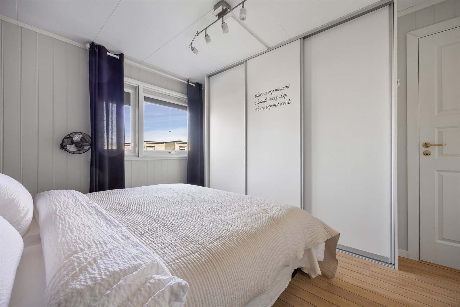 Rommet har god plass til dobbeltseng og oppbevaring. Galleribilde