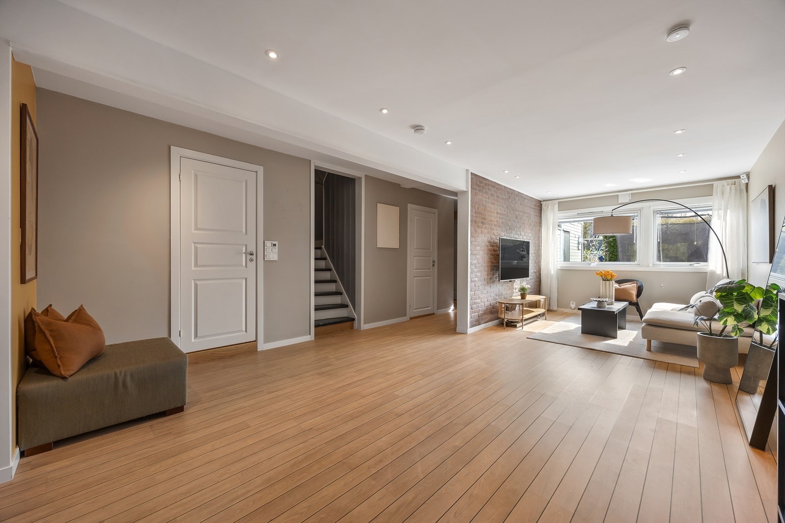 Stuen har rikelig med plass for flere sittegrupper og er belyst av downlights i taket. Galleribilde