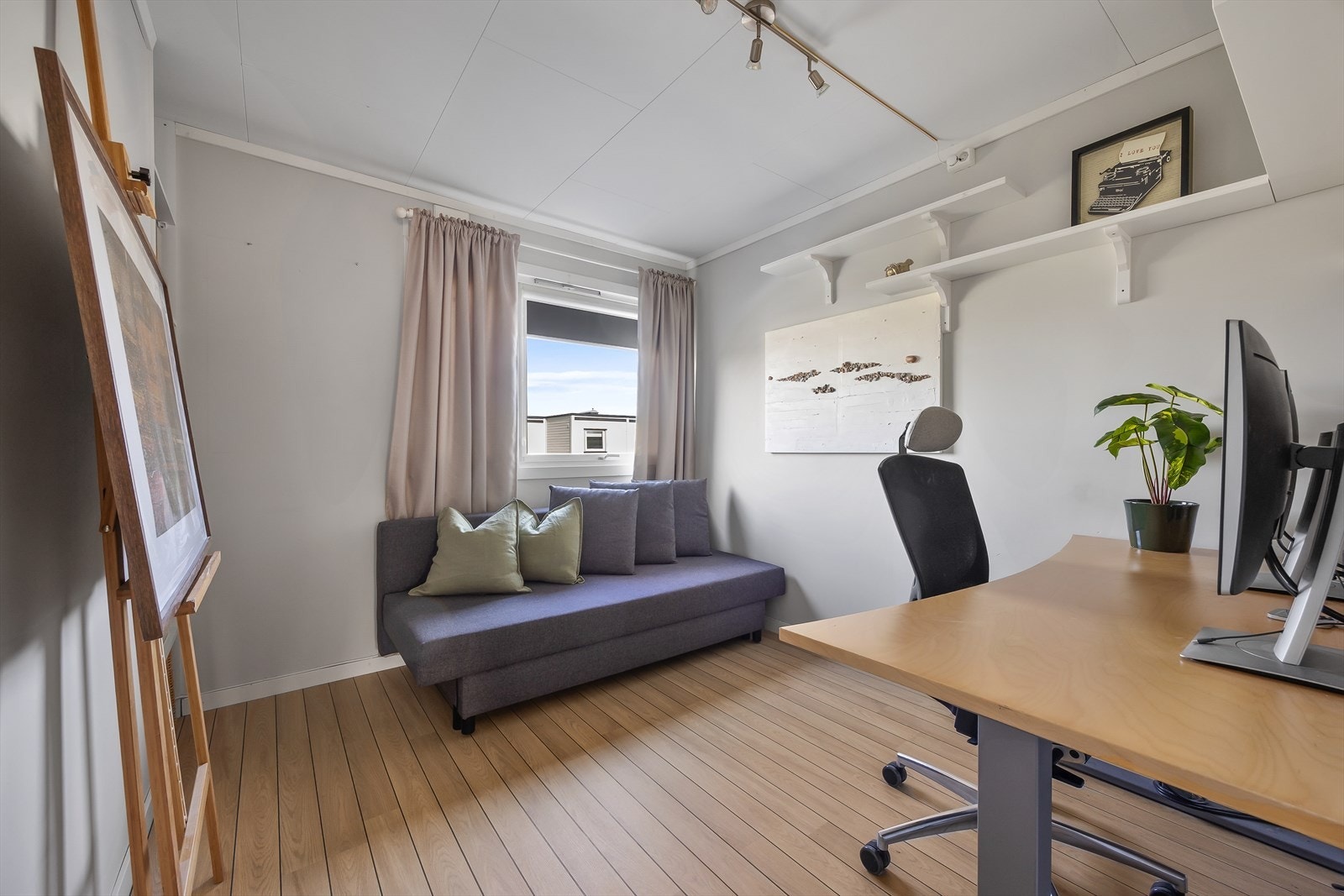 Det fjerde rommet i etasjen er i dag innredet som et romslig hjemmekontor. Galleribilde