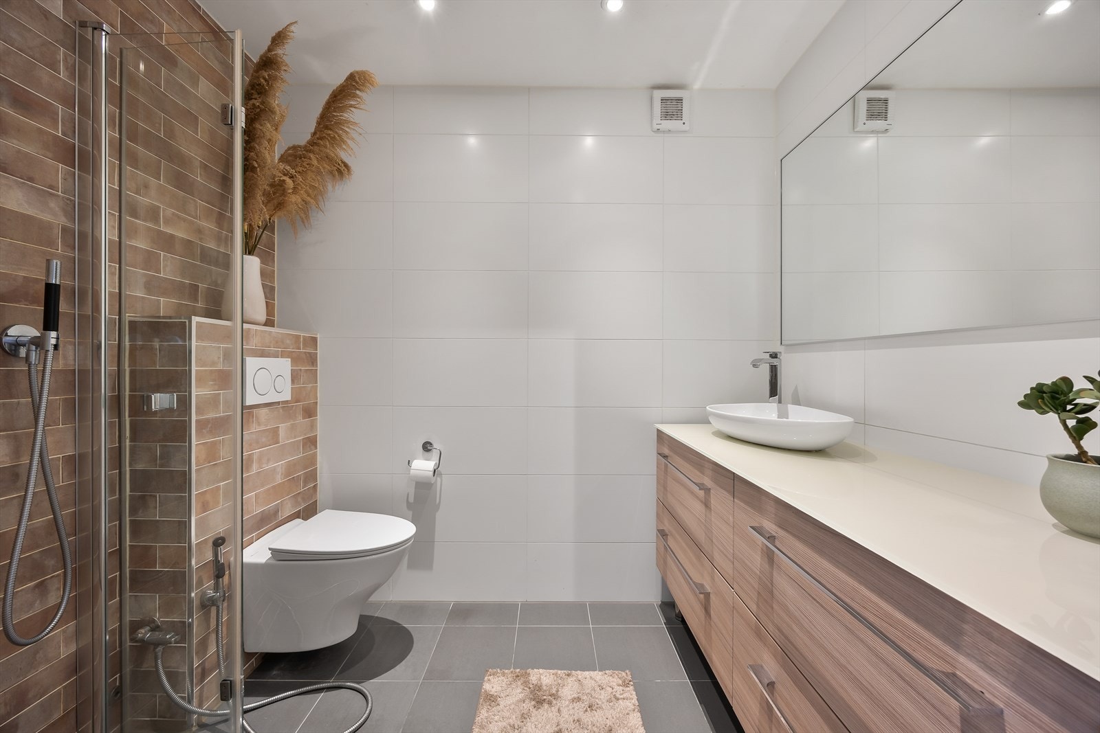 Badet i andre etasje ble oppusset i 2017. Det har flislagte overflater, gulvvarme og downlights. Galleribilde