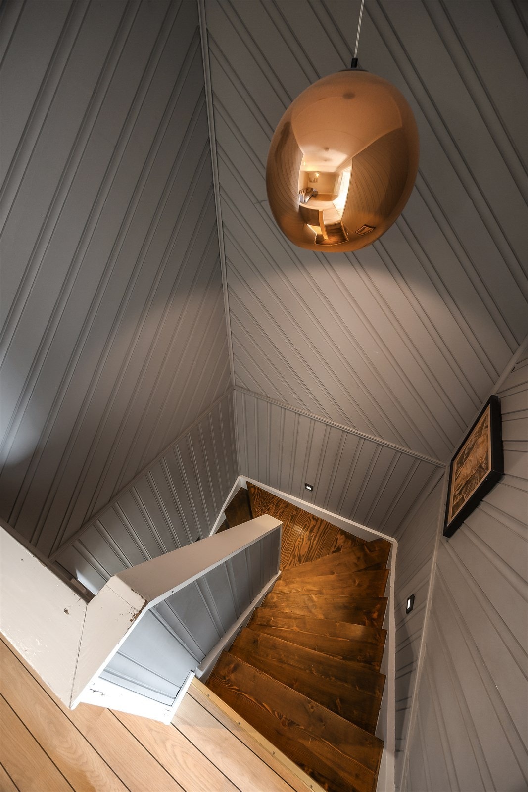 Den malte tretrappen med innfelte lys leder elegant opp til andre etasje. Galleribilde