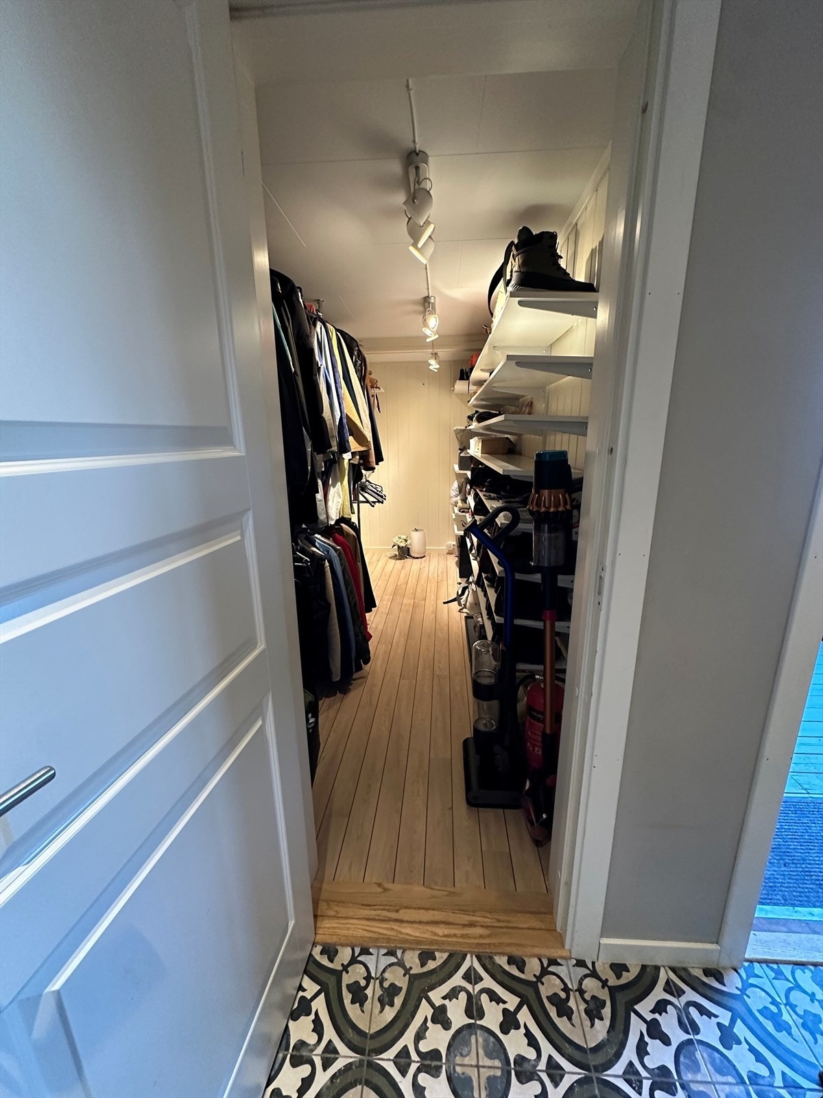Stor Walk-in garderobe i tilknytning inngangspartiet. Galleribilde
