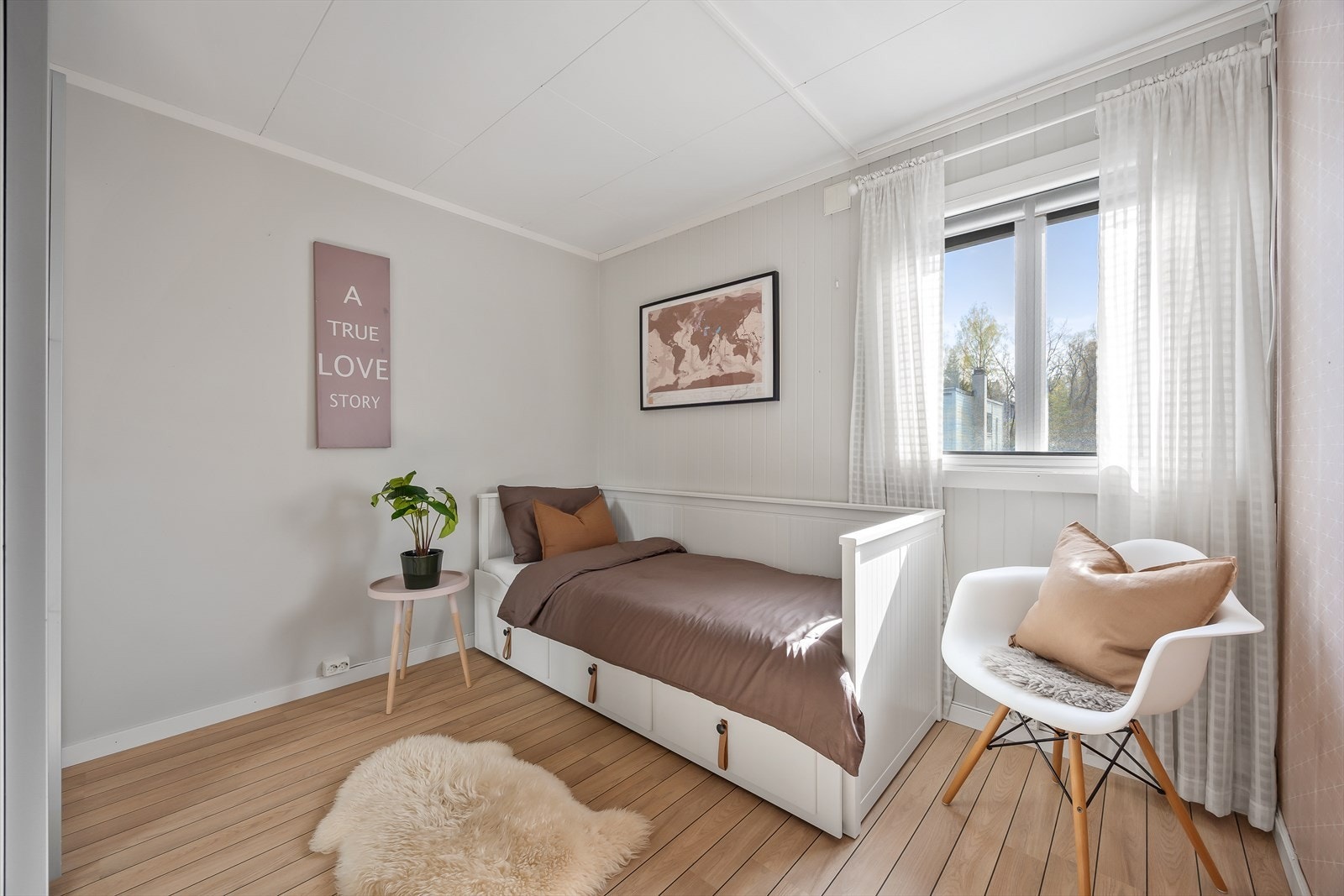 Soverom med panelvegger og plass til seng med smart oppbevaring. Galleribilde
