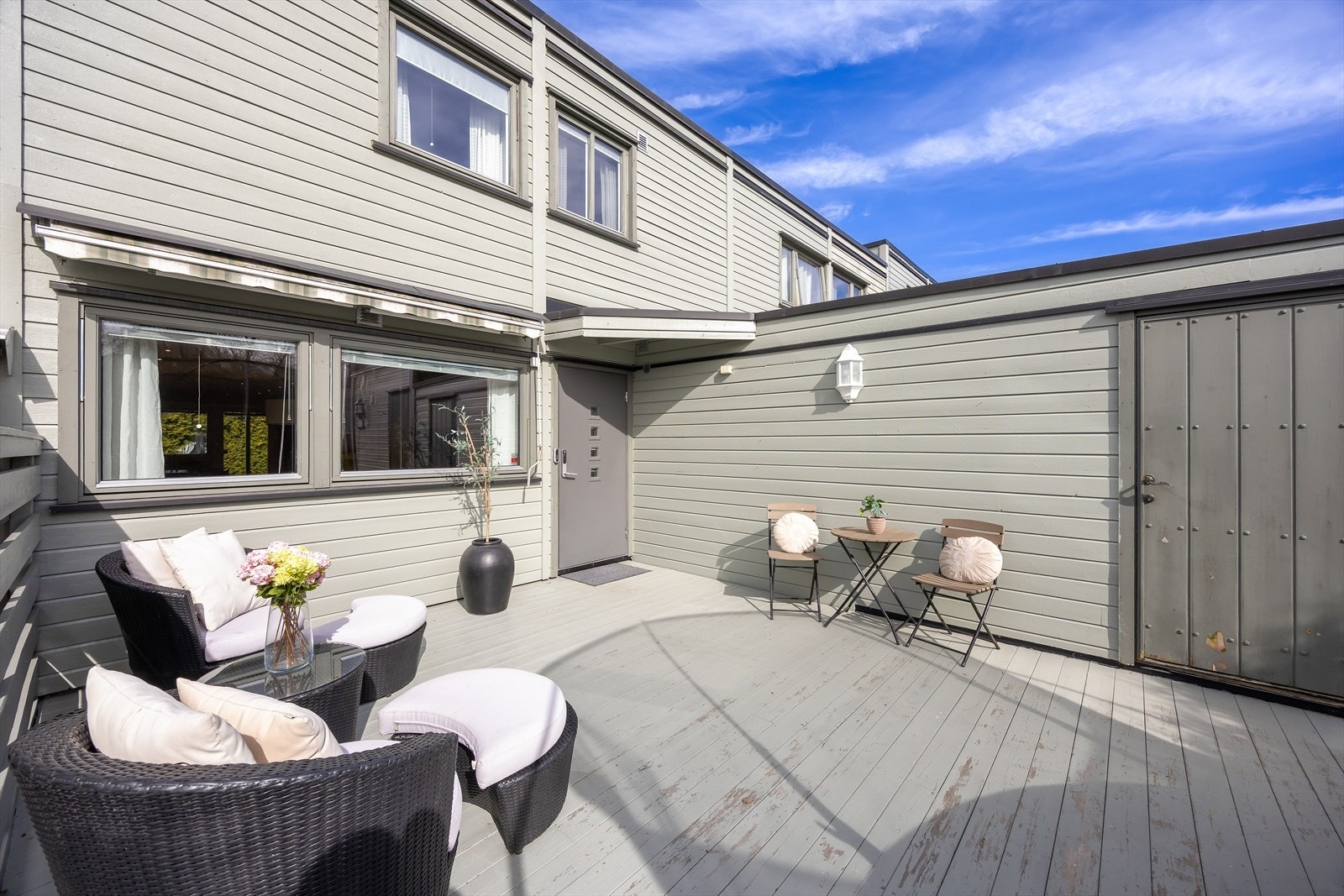 Ved inngangspartiet finner du en sydvestvendt terrasse. Her er det også to praktiske uteboder. Galleribilde