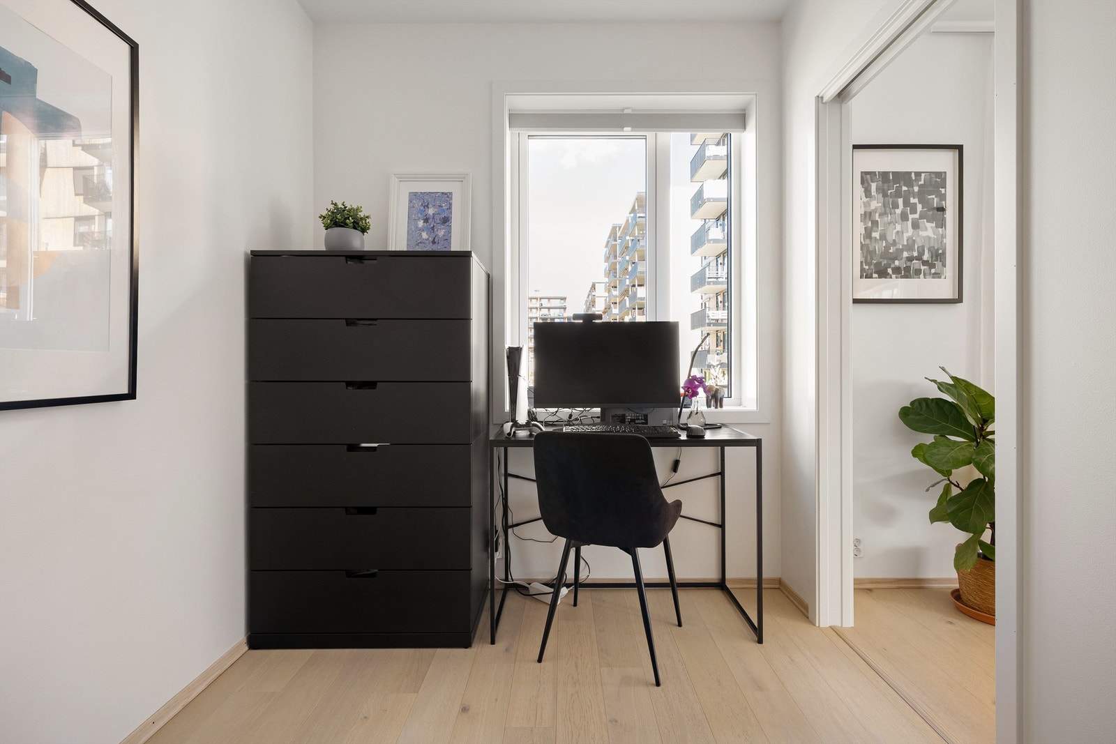 Plass til blant annet seng, nattbord, skrivebord, kontorstol og skap. Parkett på gulv Galleribilde