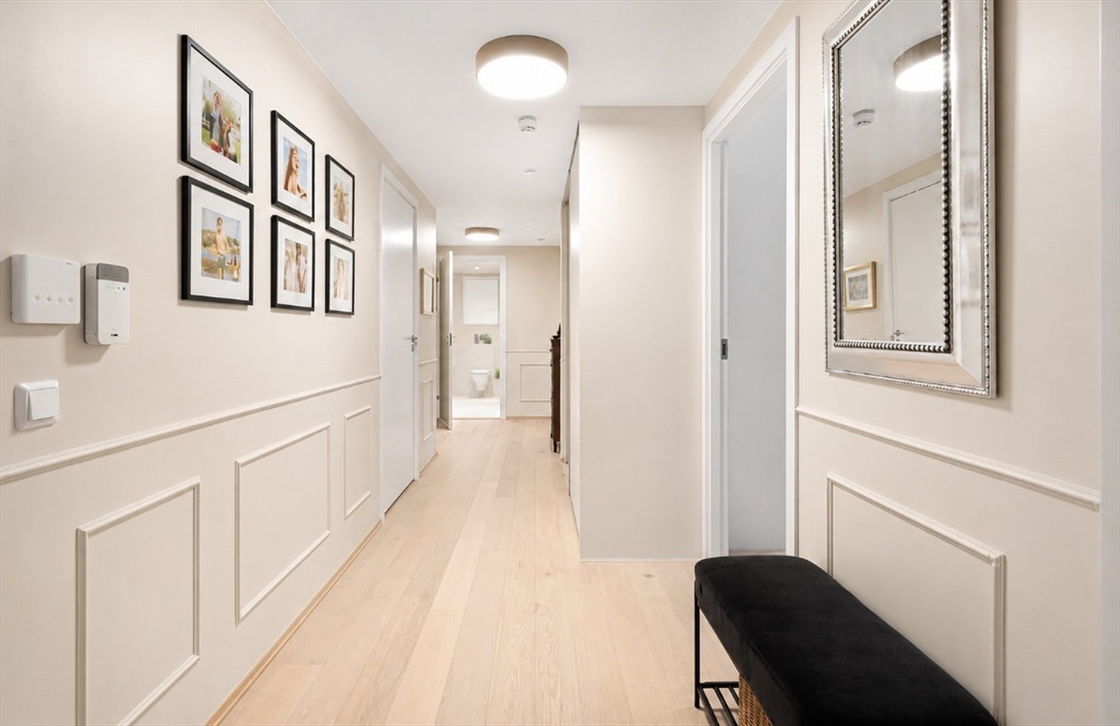 Lys og innbydende entré. Plass til oppheng av tøy og oppbevaring av sko. Skyvedørsgarderobe med plass til klær og diverse. Parkett på gulv. Entrédør med elektronisk kodelås Galleribilde