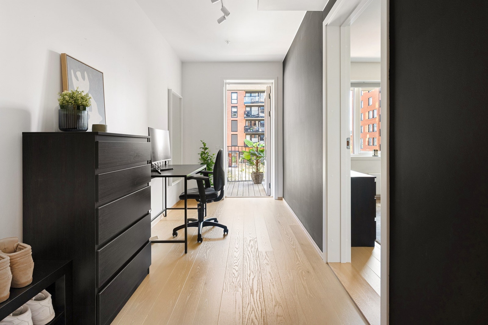 Flott walk-in-closet i tilknytning til hovedsoverommet. God plass til garderobeskap med hvor man kan oppbevare masse klær, tilbehør og diverse. Dette rommet kan også brukes som et kontor. Parkett på gulv Galleribilde