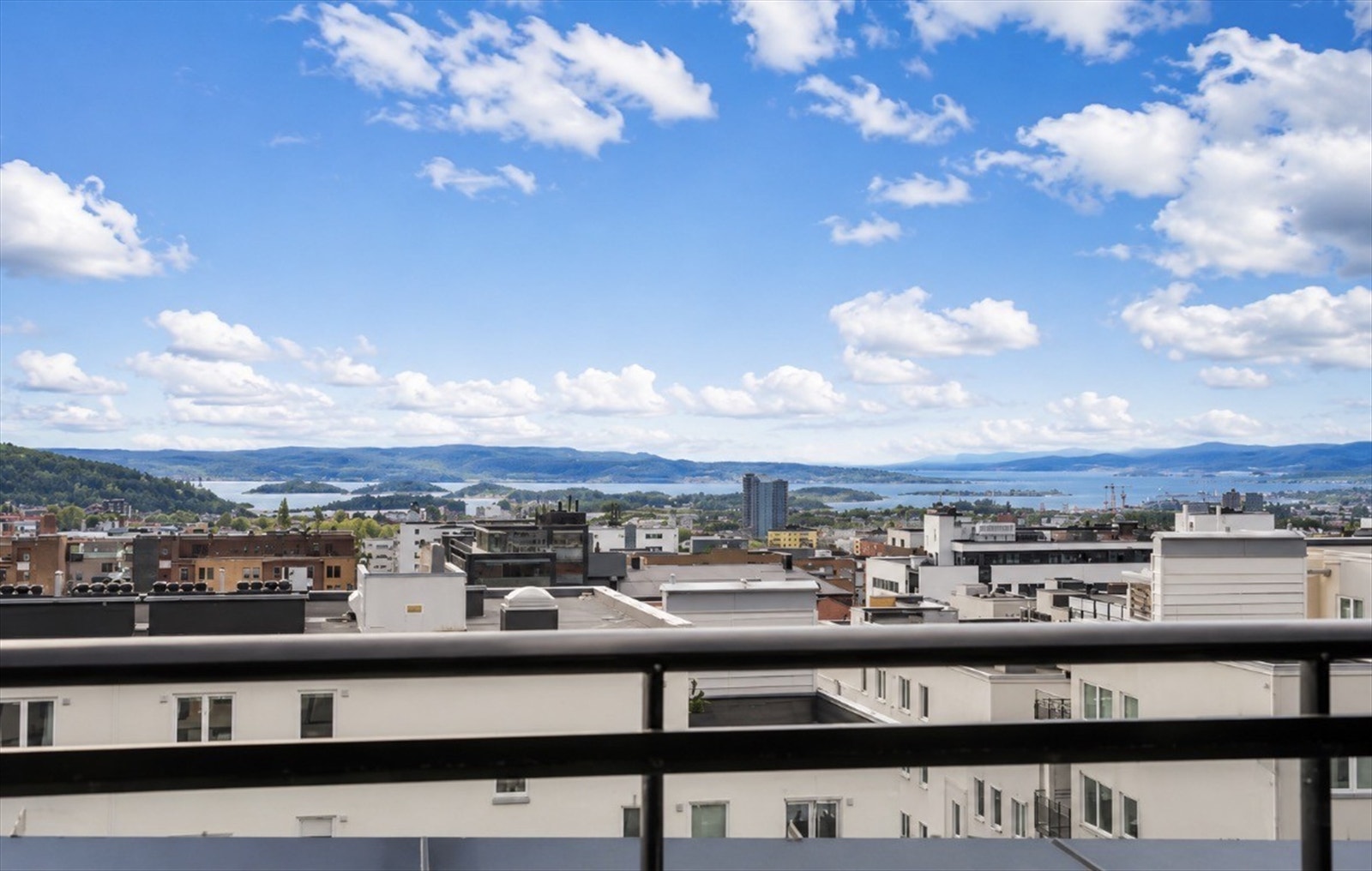Felles takterrasse med fantastisk utsikt mot Oslofjorden og byen Galleribilde