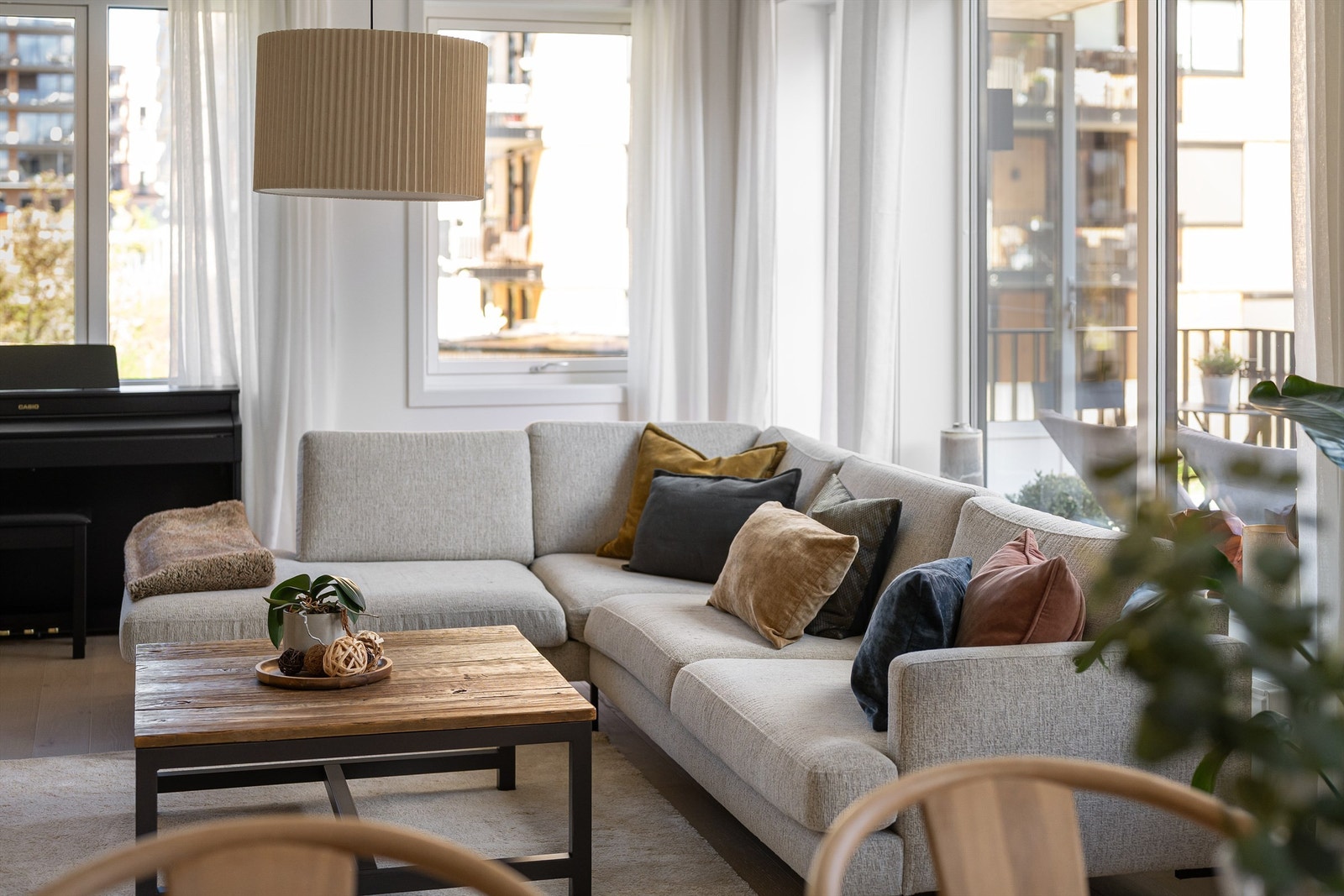 Plass til sofagruppe, tv-møblement spisebord og spisestoler Galleribilde