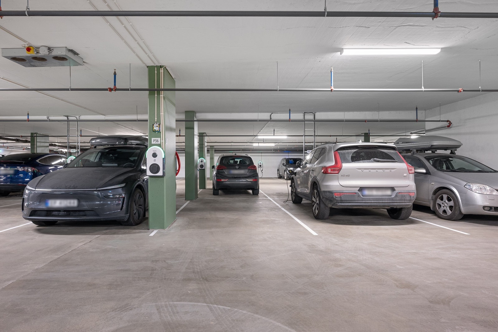 Boligen har bruksrett til garasjeplass P35 med elbil-lader. Det er mulig å kjøpe denne til kr 600.000,-
Boligen disponerer også 2 kjellerboder på 6 m² hver. Det er heis i bygget Galleribilde