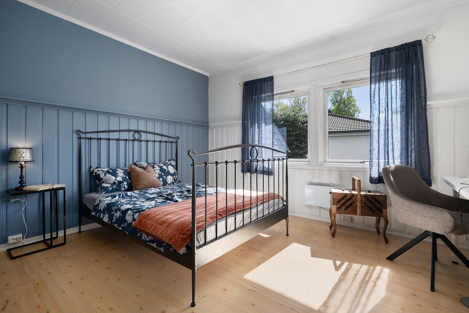 Boligen har totalt fem soverom fordelt på første og andre etasje. Dette er ett av to soverom i første etasje. Galleribilde