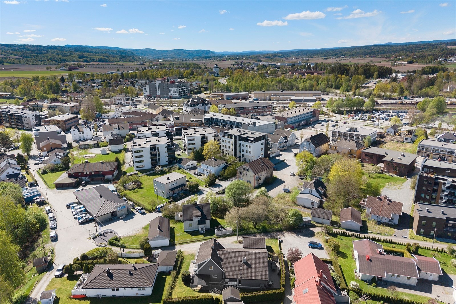 Eiendommen ligger sentralt i Hokksund. Det er kun 4 minutters gange til nærmeste bussholdeplass ved Øvre Eiker rådhus. Galleribilde