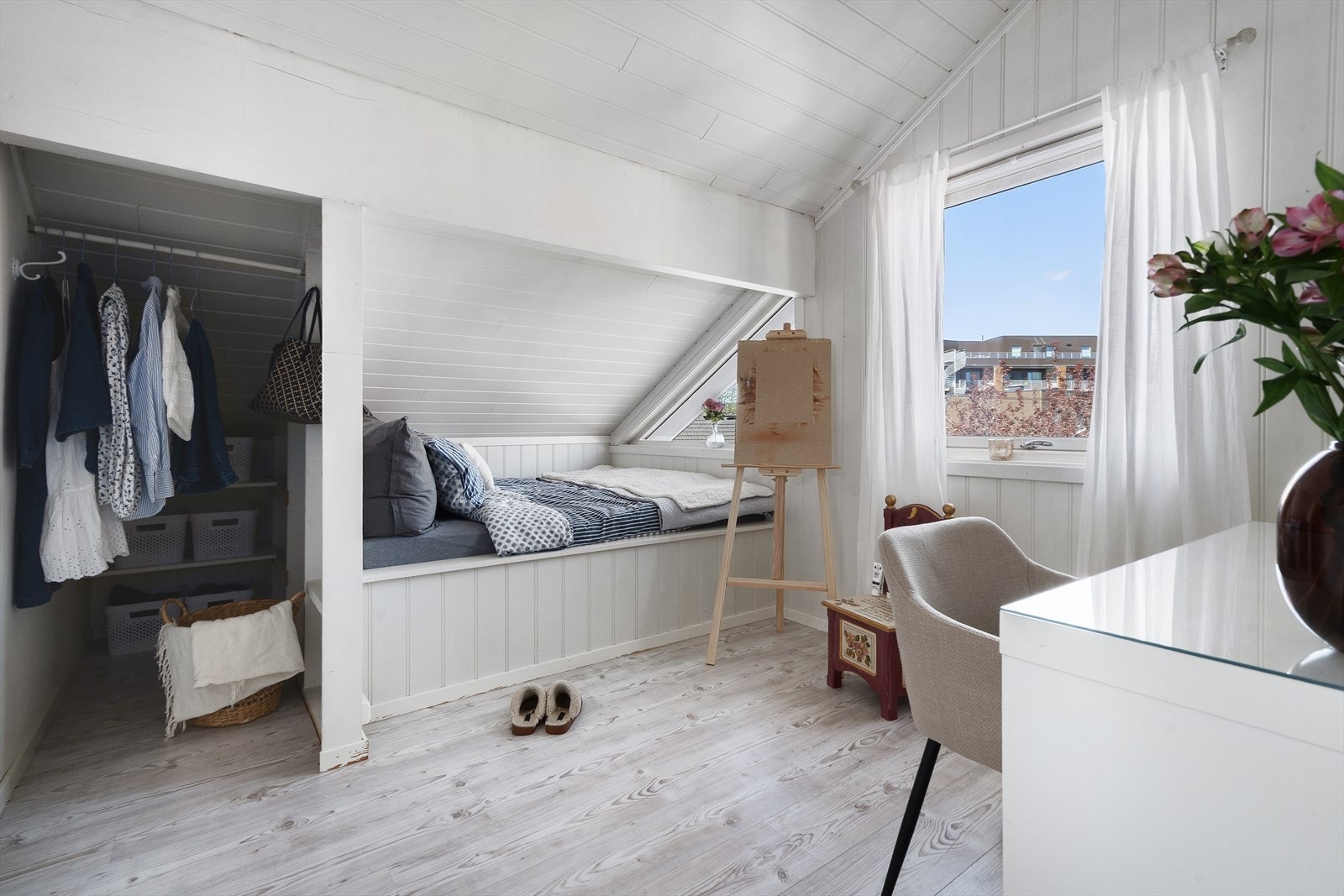 Soverom med en sjarmerende, plassbygget seng som utnytter plassen optimalt. Galleribilde